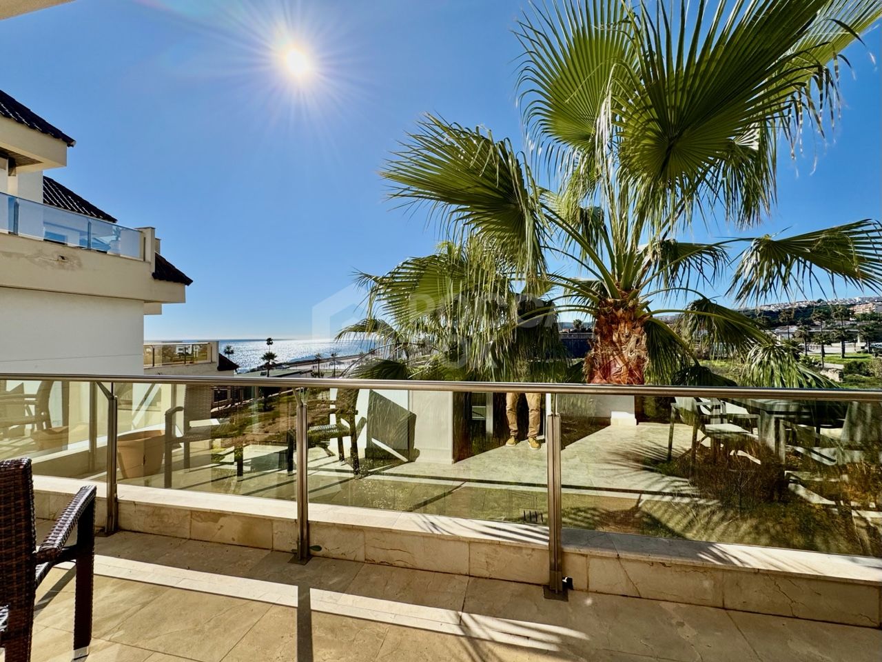 Frontline beach apartment 5min walk to Duquesa Port, Manilva