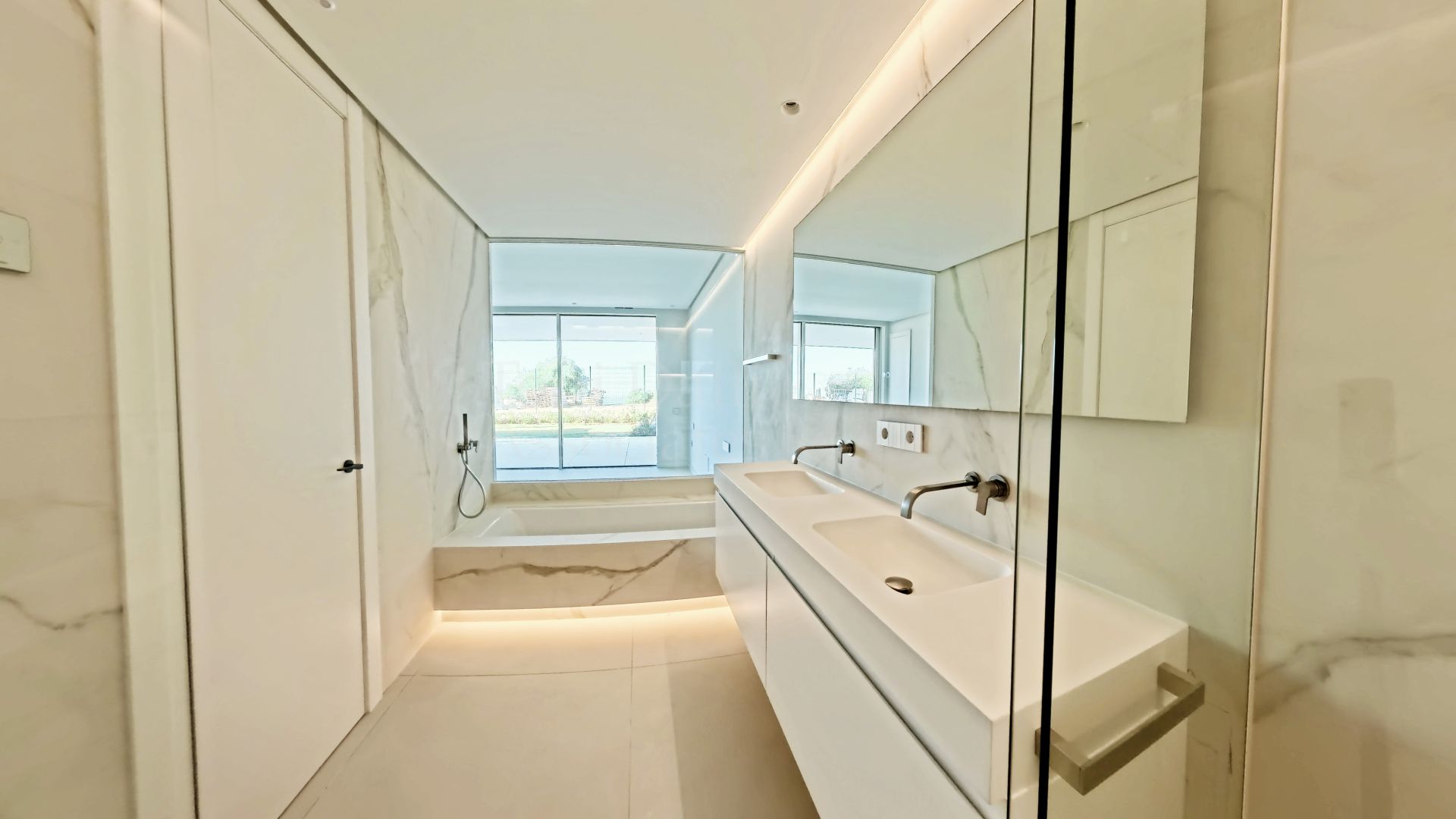Ground Floor Apartment in La Mairena, Marbella