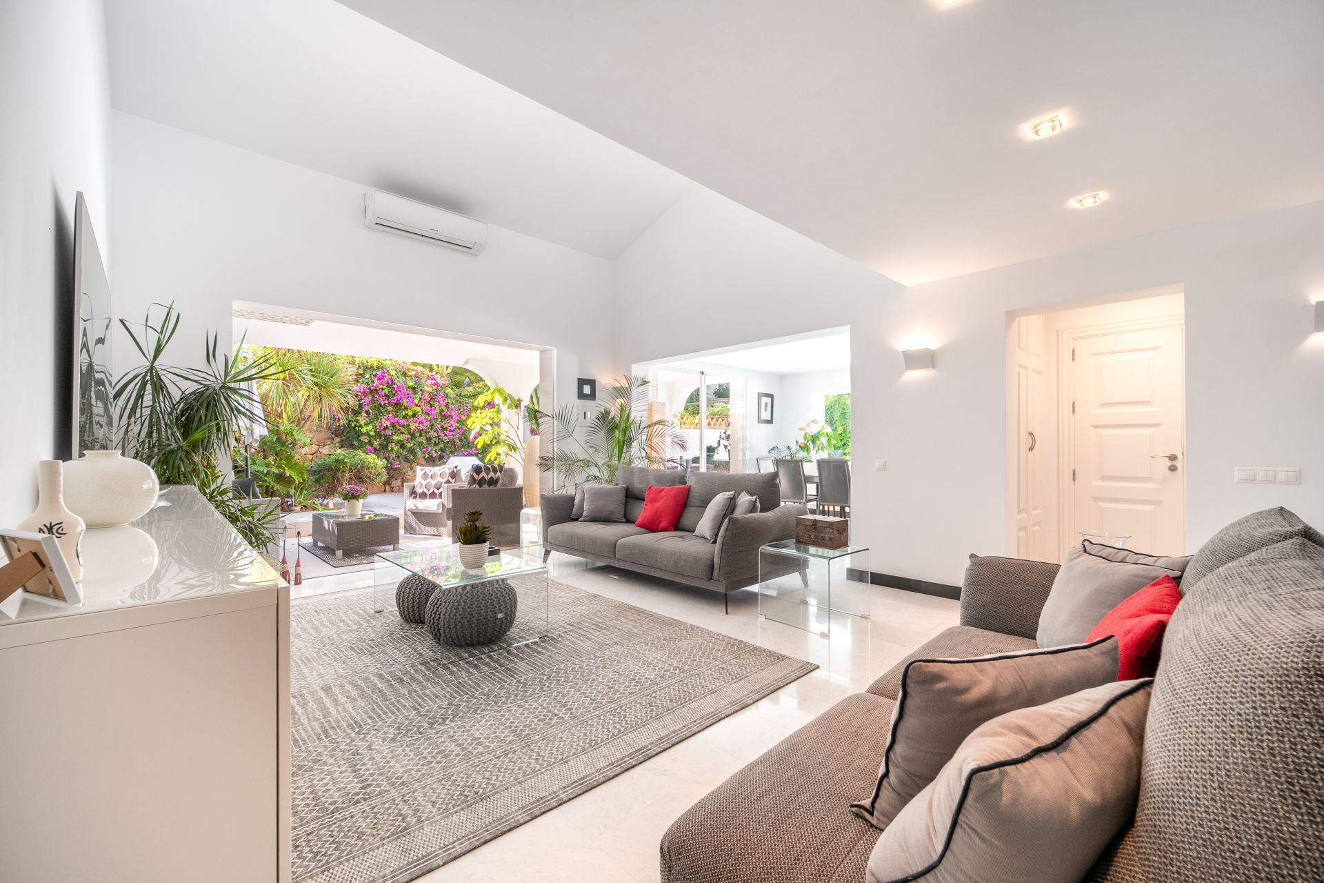 Semi Detached Villa in Rio Verde Playa, Marbella