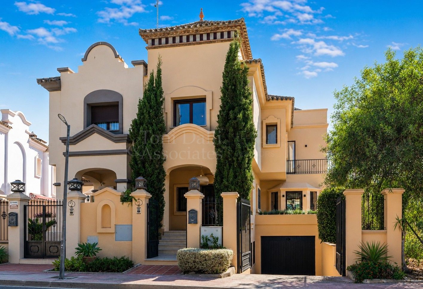 Villa in La Alzambra, Marbella