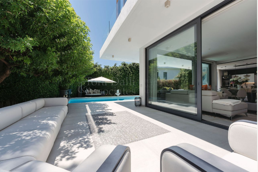 Villa in Nueva Atalaya, Estepona
