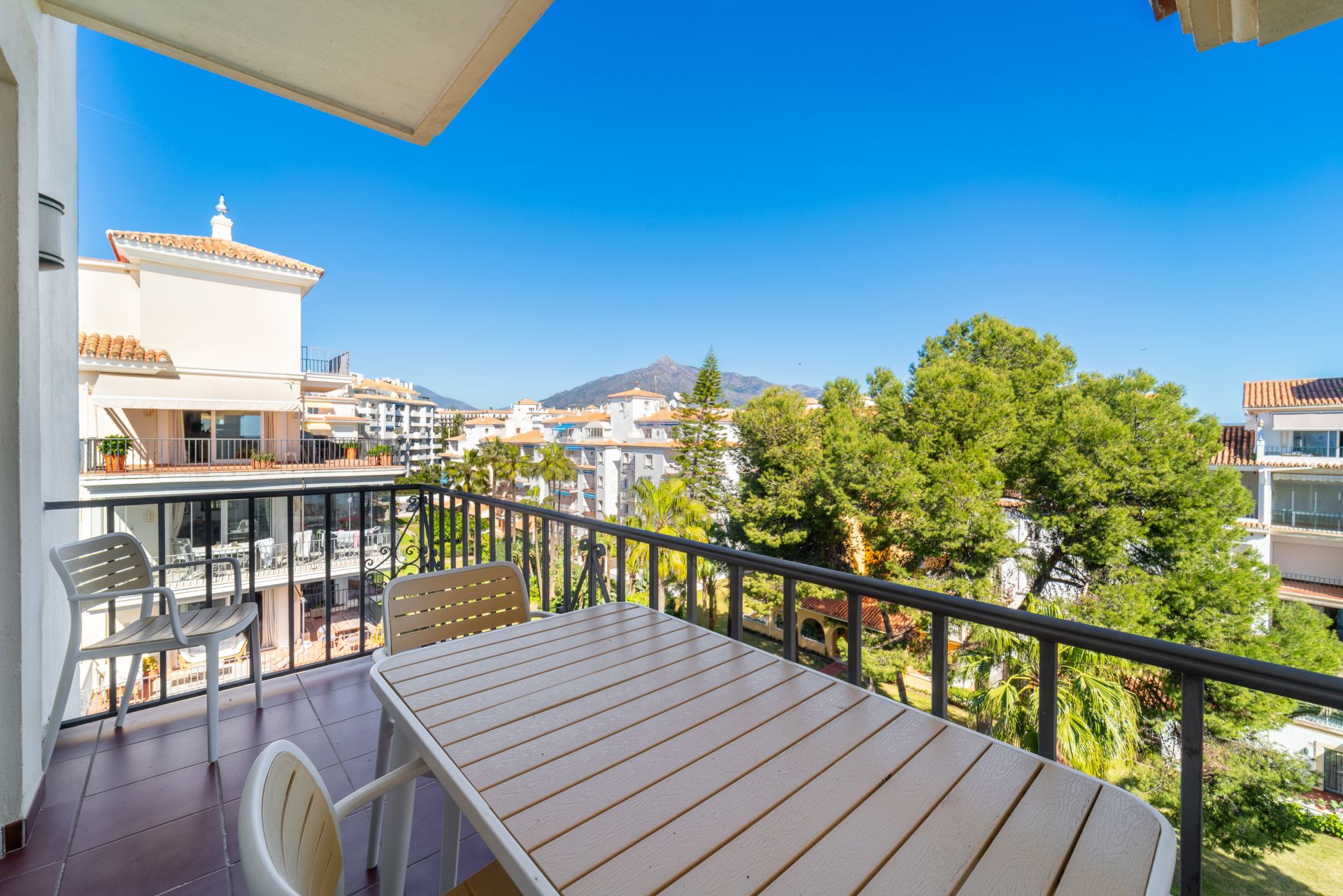 Duplex Penthouse in Andalucia del Mar, Marbella