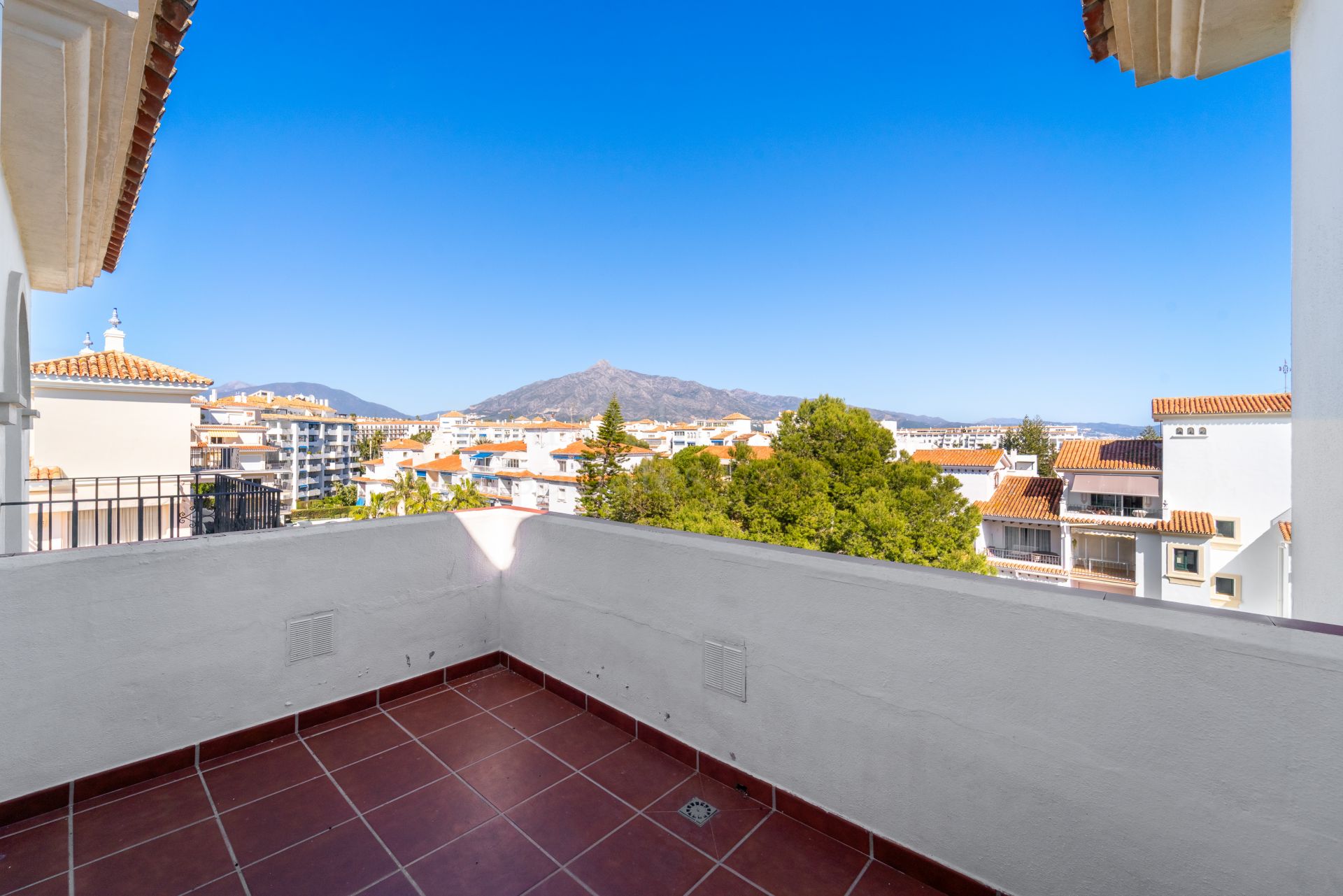Duplex Penthouse in Andalucia del Mar, Marbella