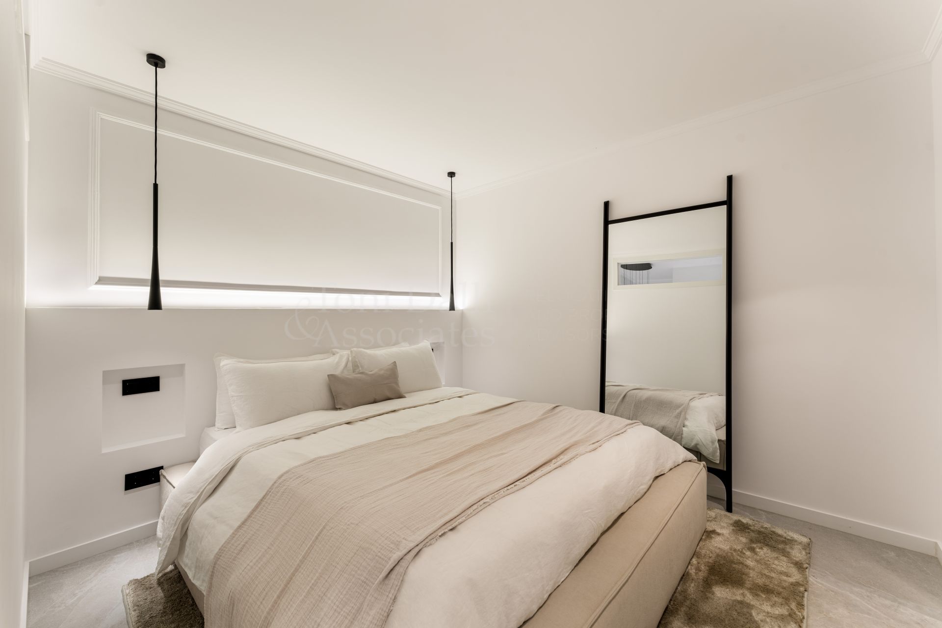 Duplex in Las Colinas de Marbella, Benahavis