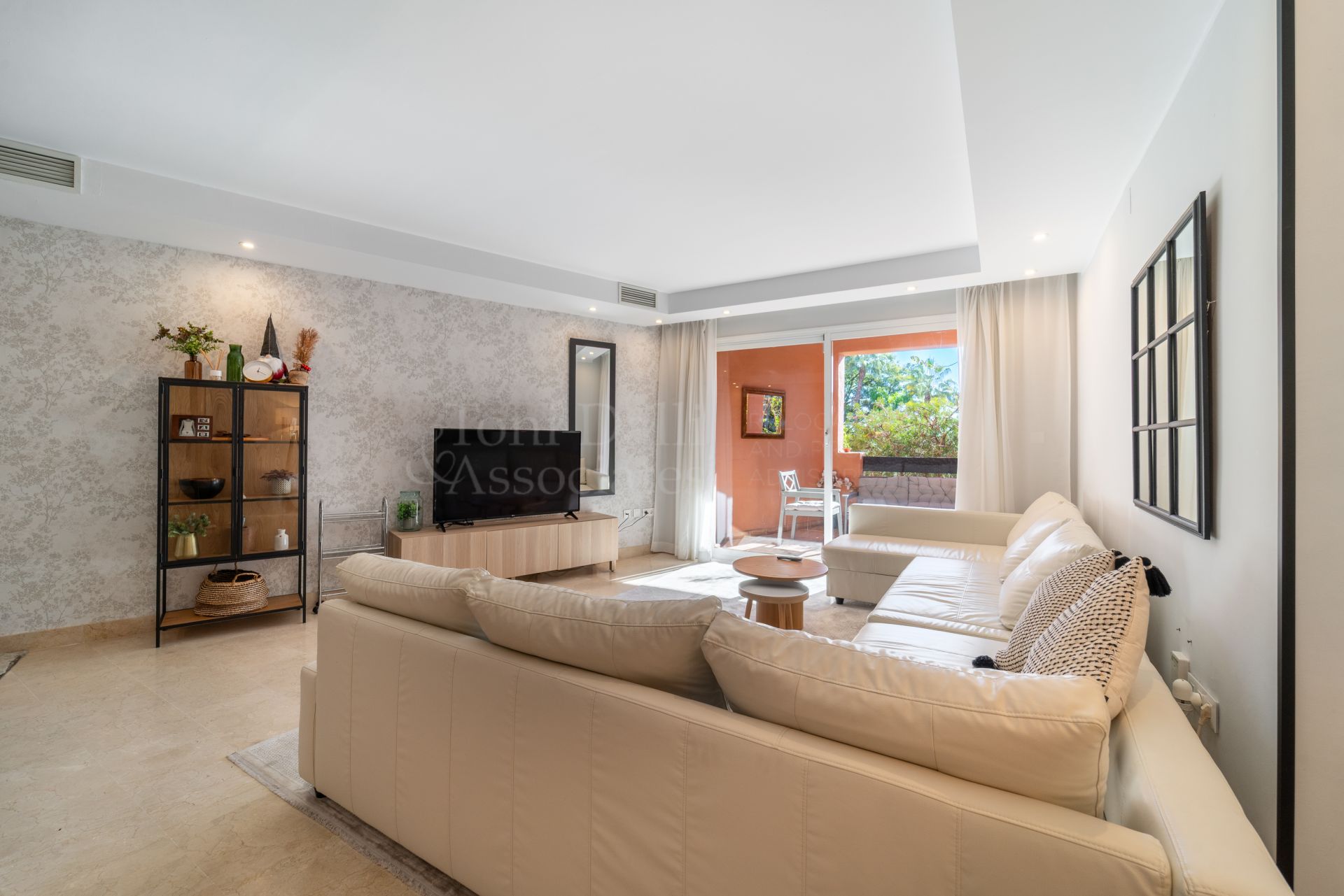 Ground Floor Apartment in Oasis de Marbella, Marbella