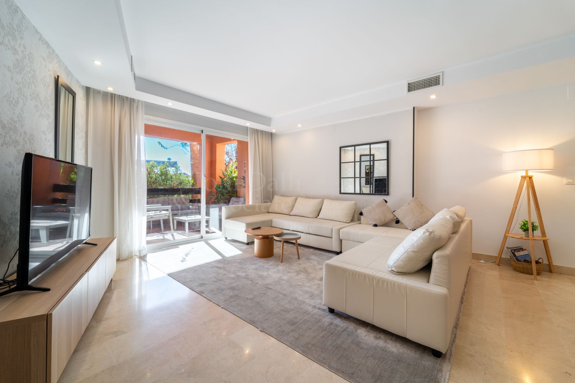 Ground Floor Apartment in Oasis de Marbella, Marbella
