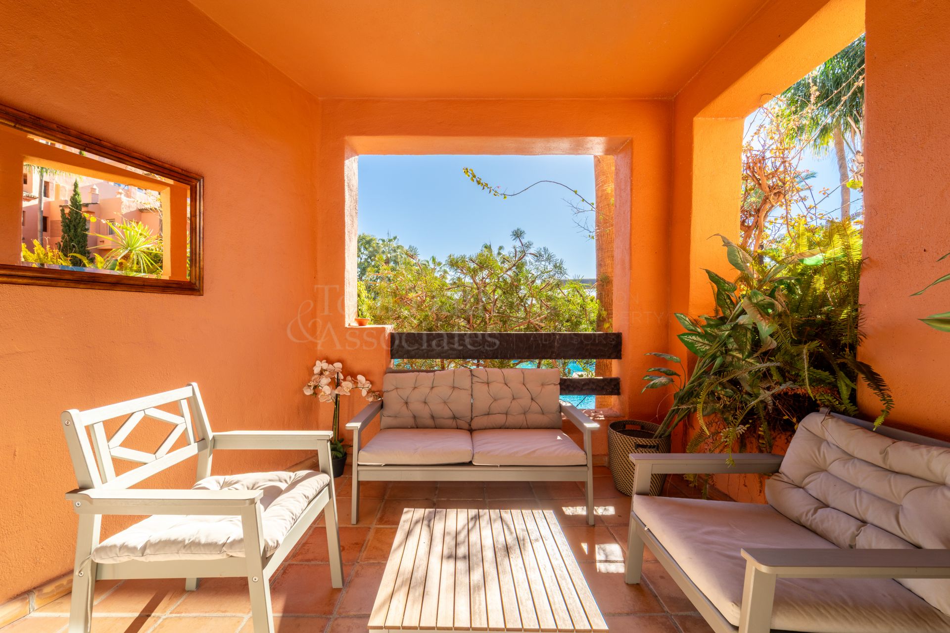 Ground Floor Apartment in Oasis de Marbella, Marbella