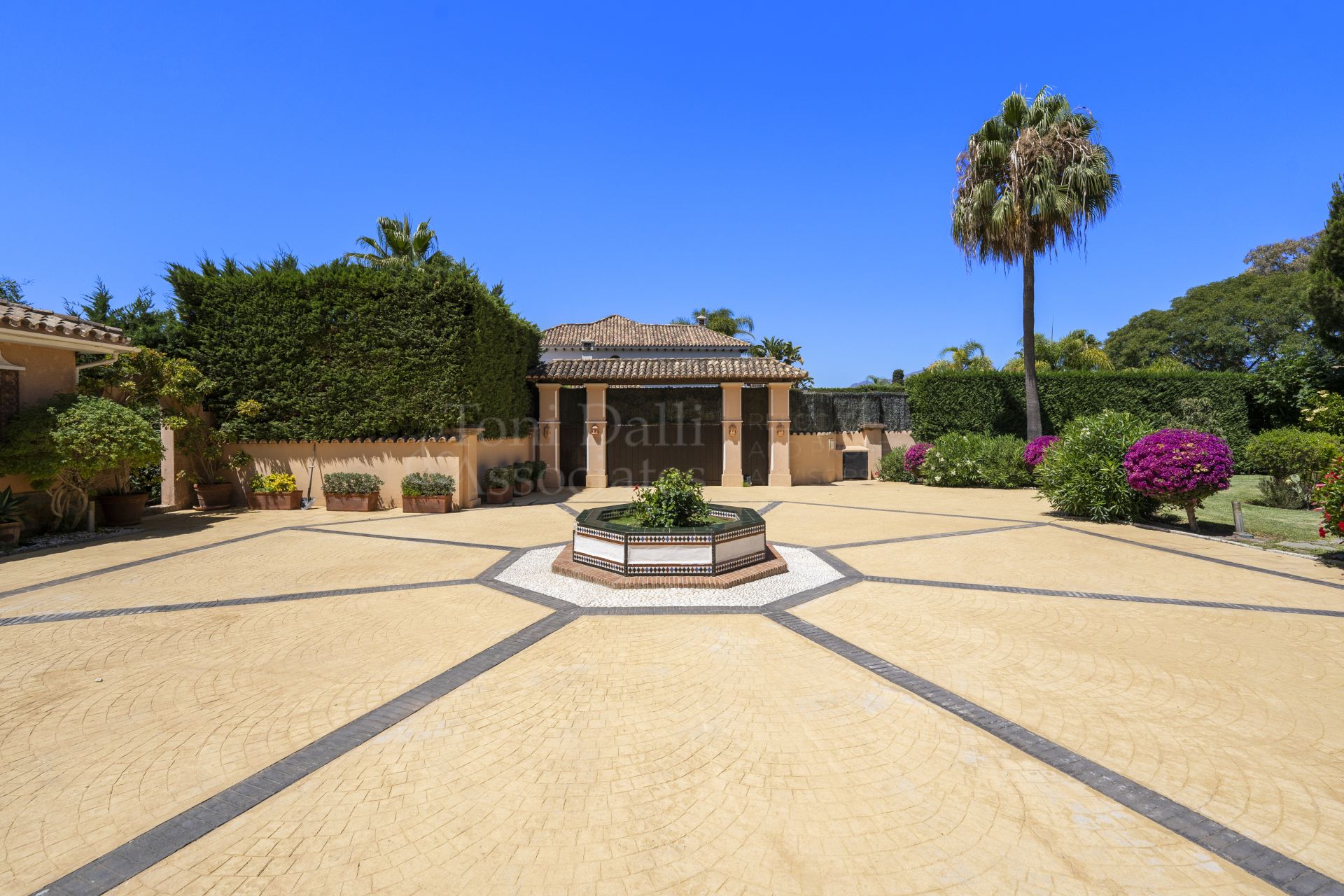 Villa in Benamara, Estepona