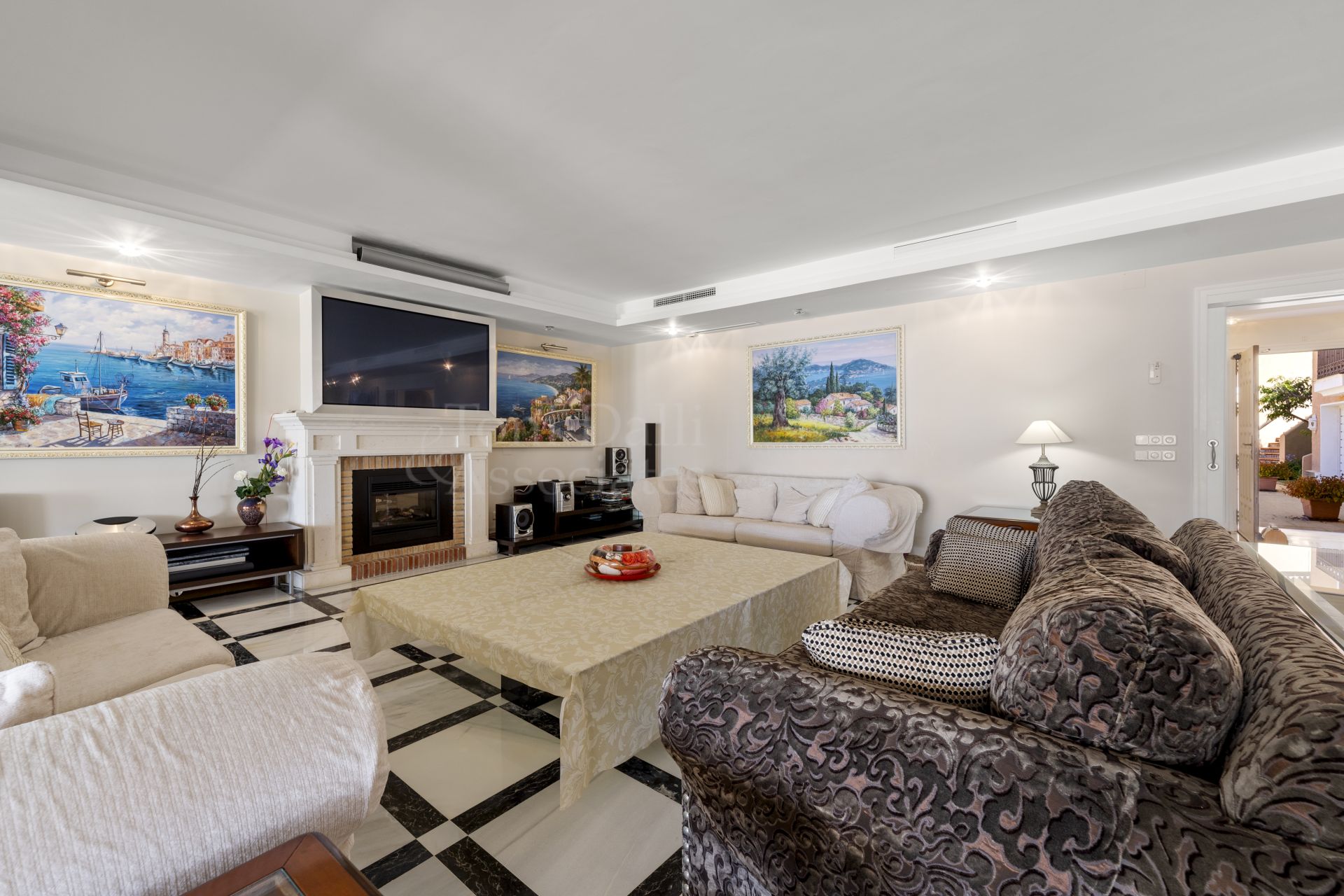 Villa in Benamara, Estepona