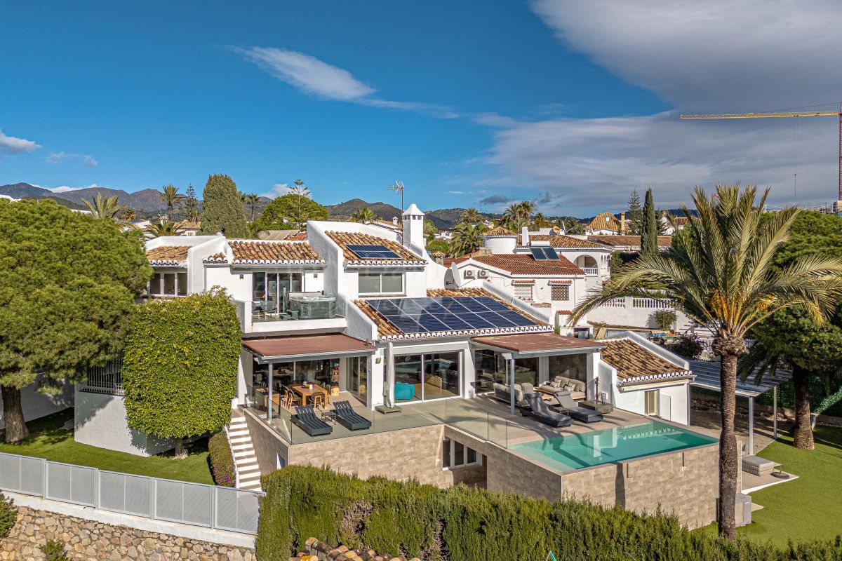 Villa in Las Chapas, Marbella