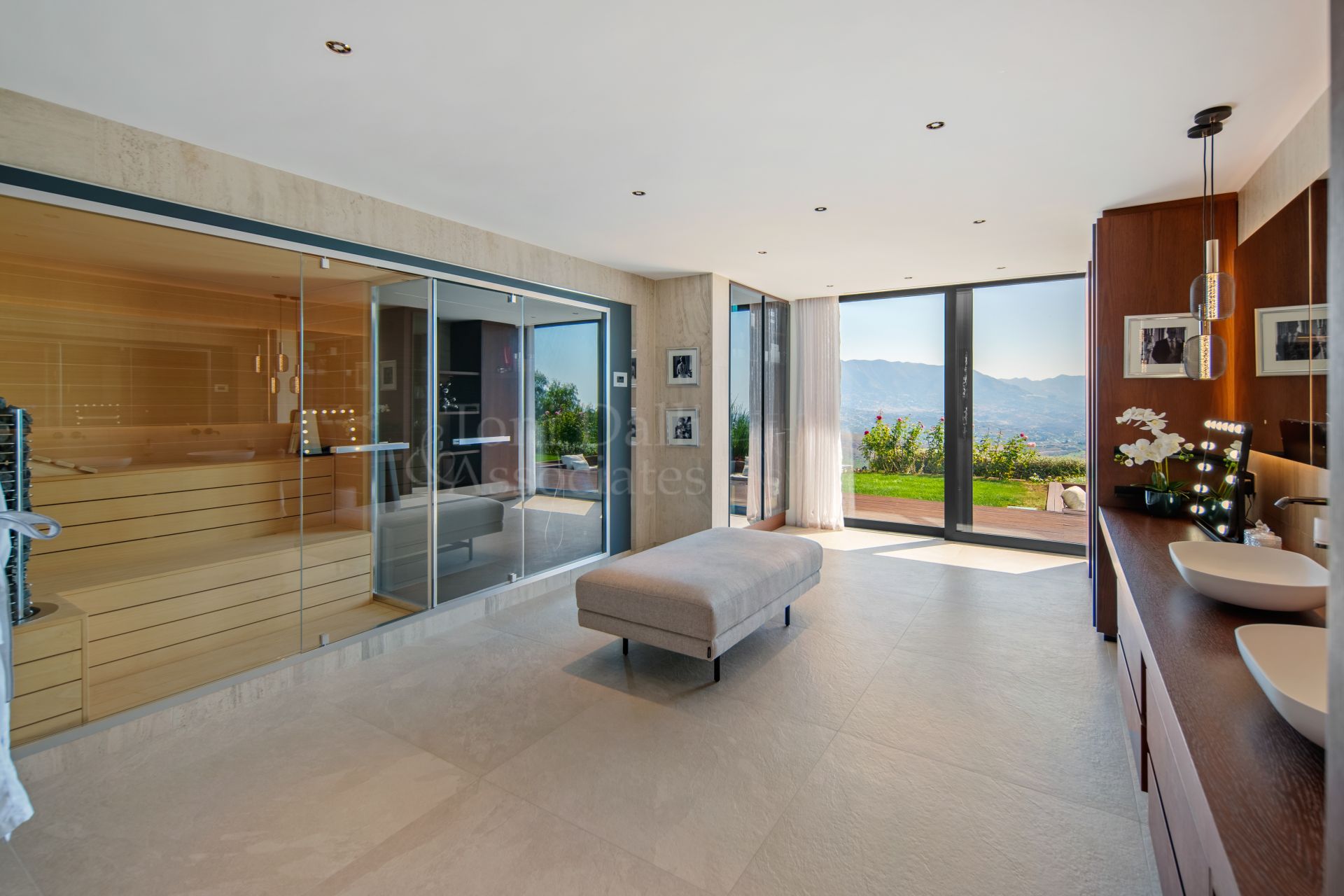 Villa in La Mairena, Marbella