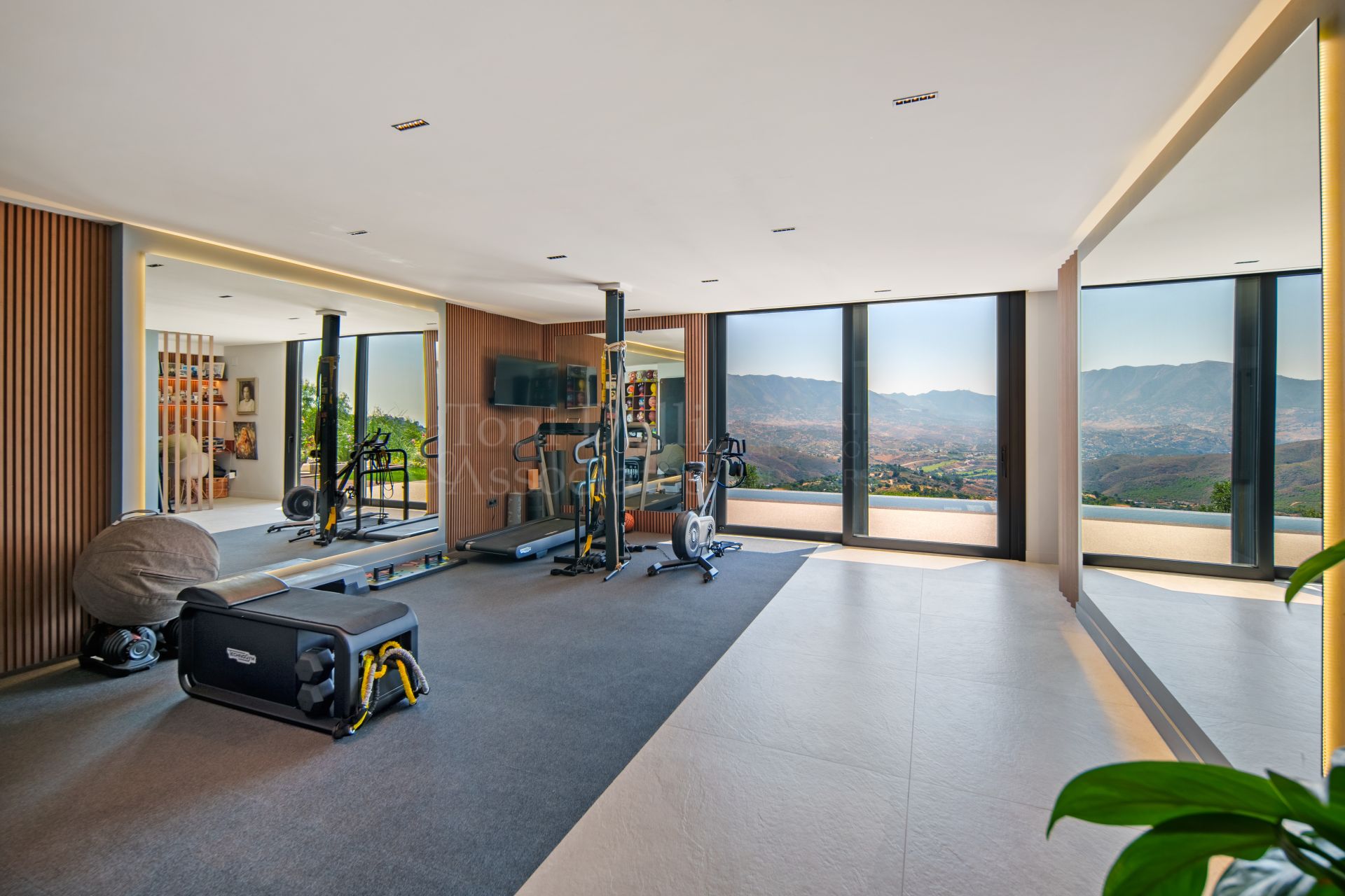 Villa in La Mairena, Marbella