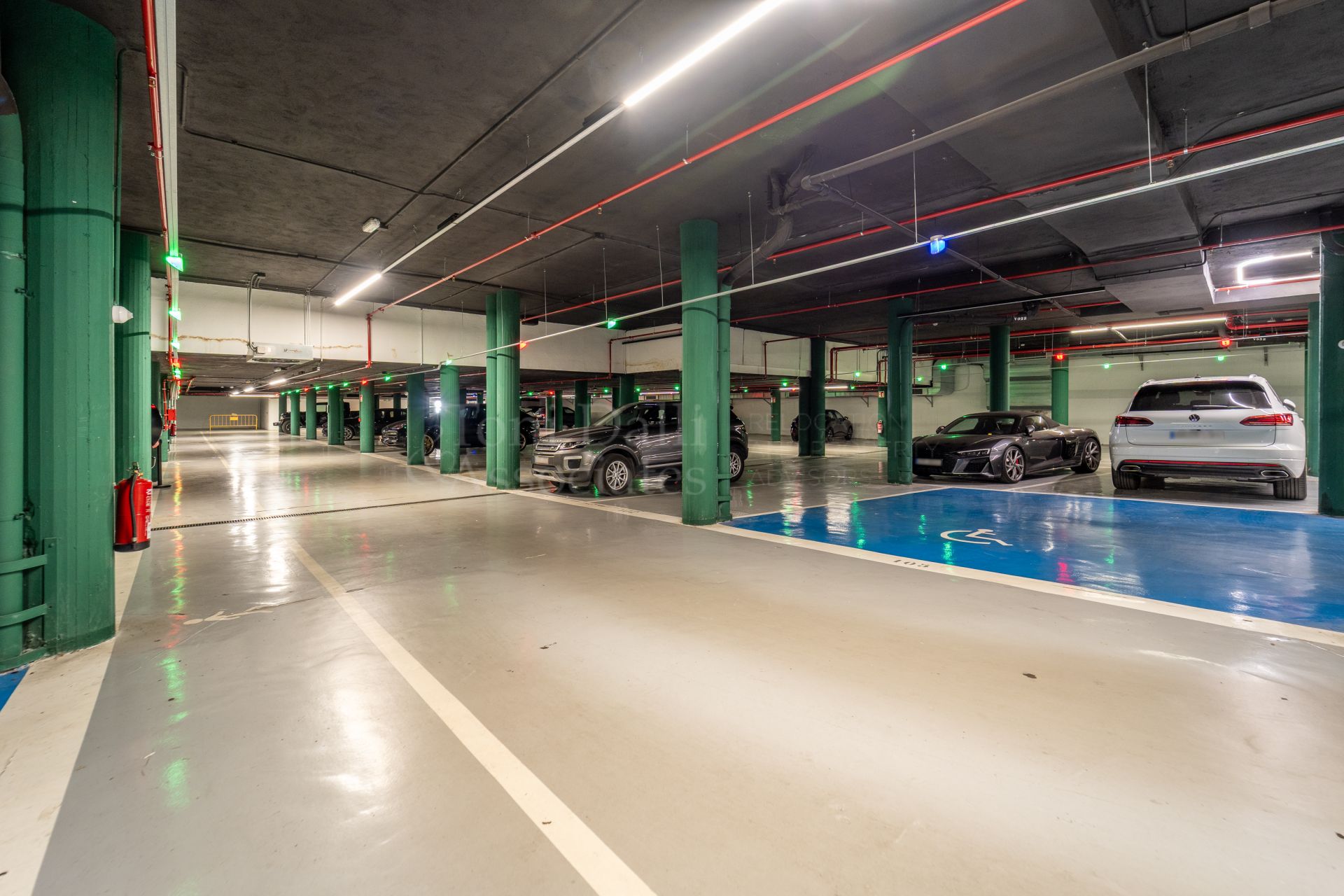 Commercial Premises in Playas del Duque, Marbella