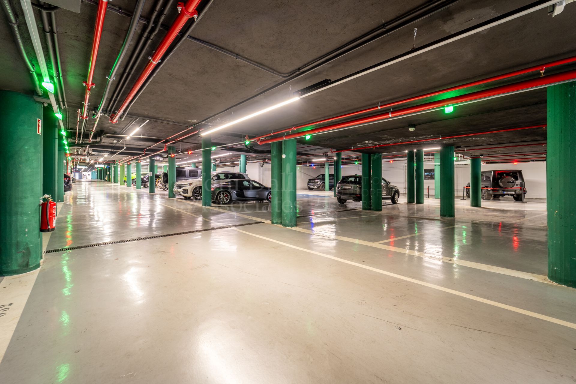 Commercial Premises in Playas del Duque, Marbella