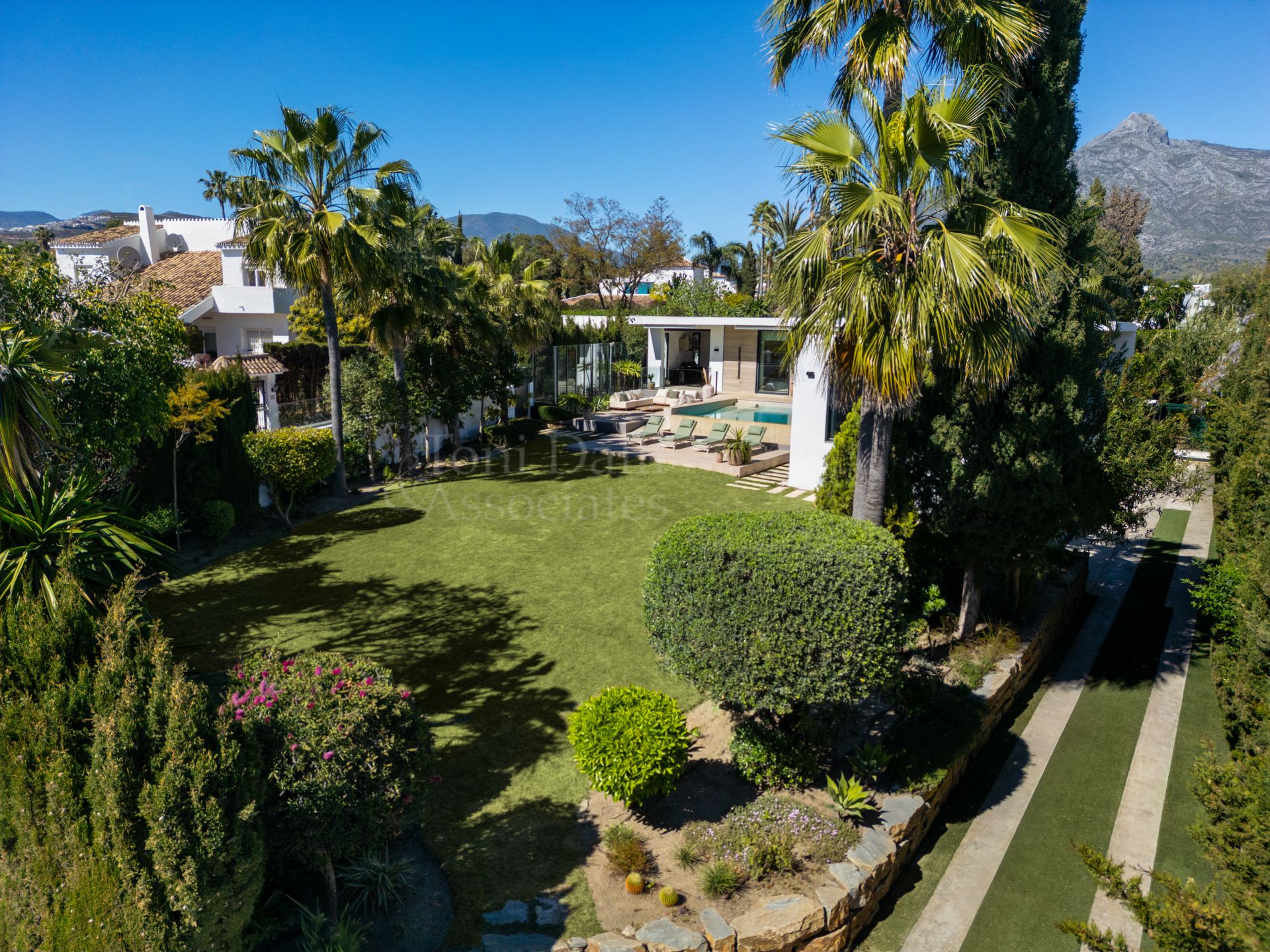 Villa in Parcelas del Golf, Marbella