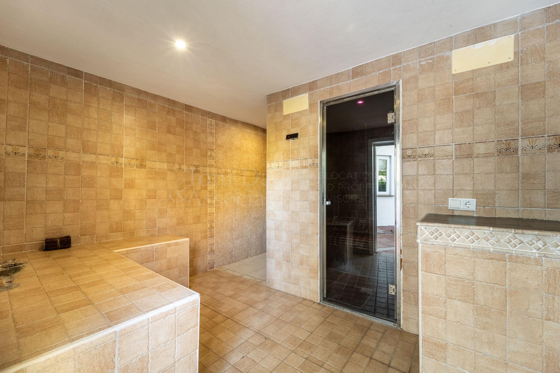 Villa in Nueva Atalaya, Estepona
