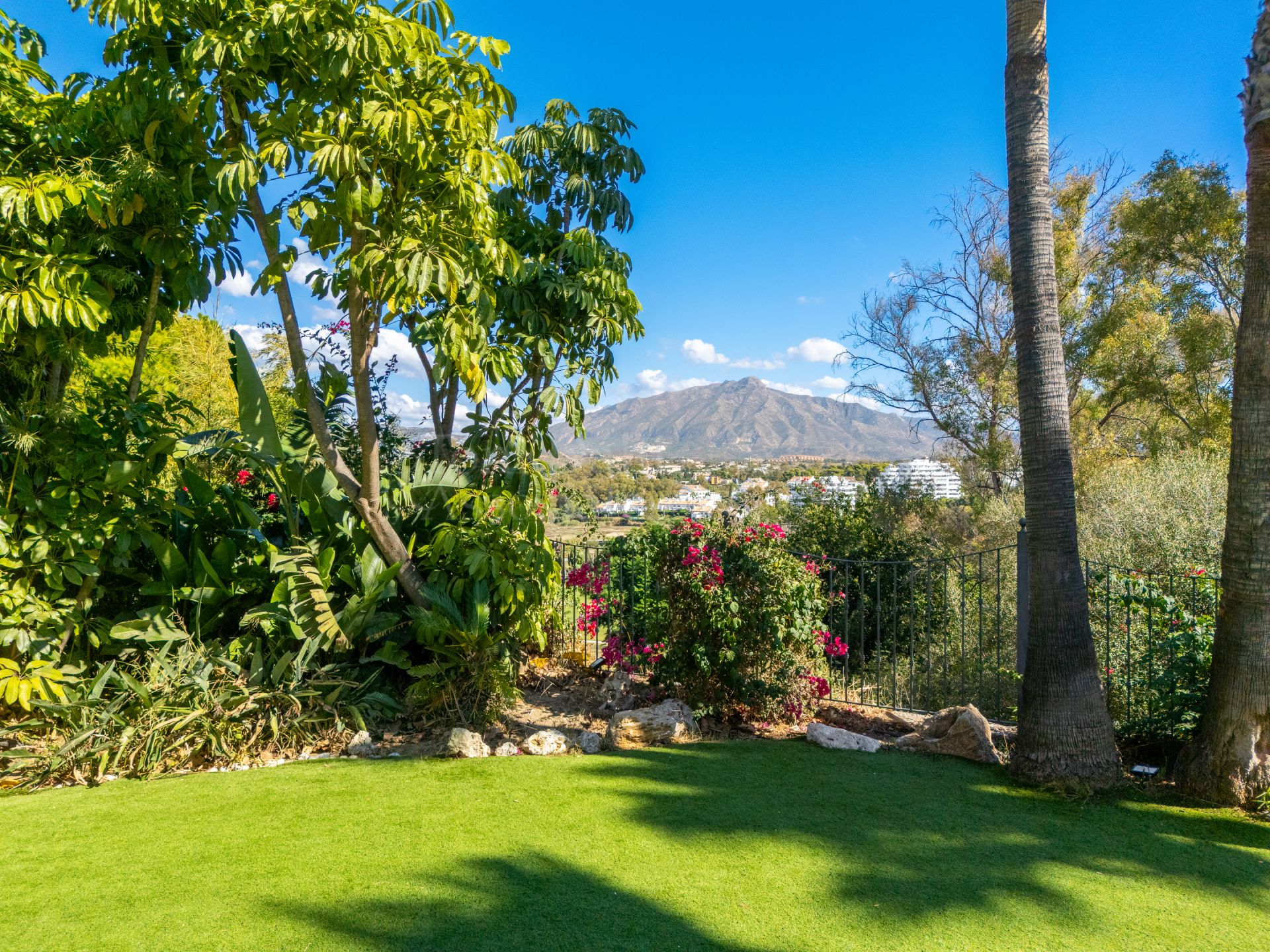 Villa in Nueva Atalaya, Estepona
