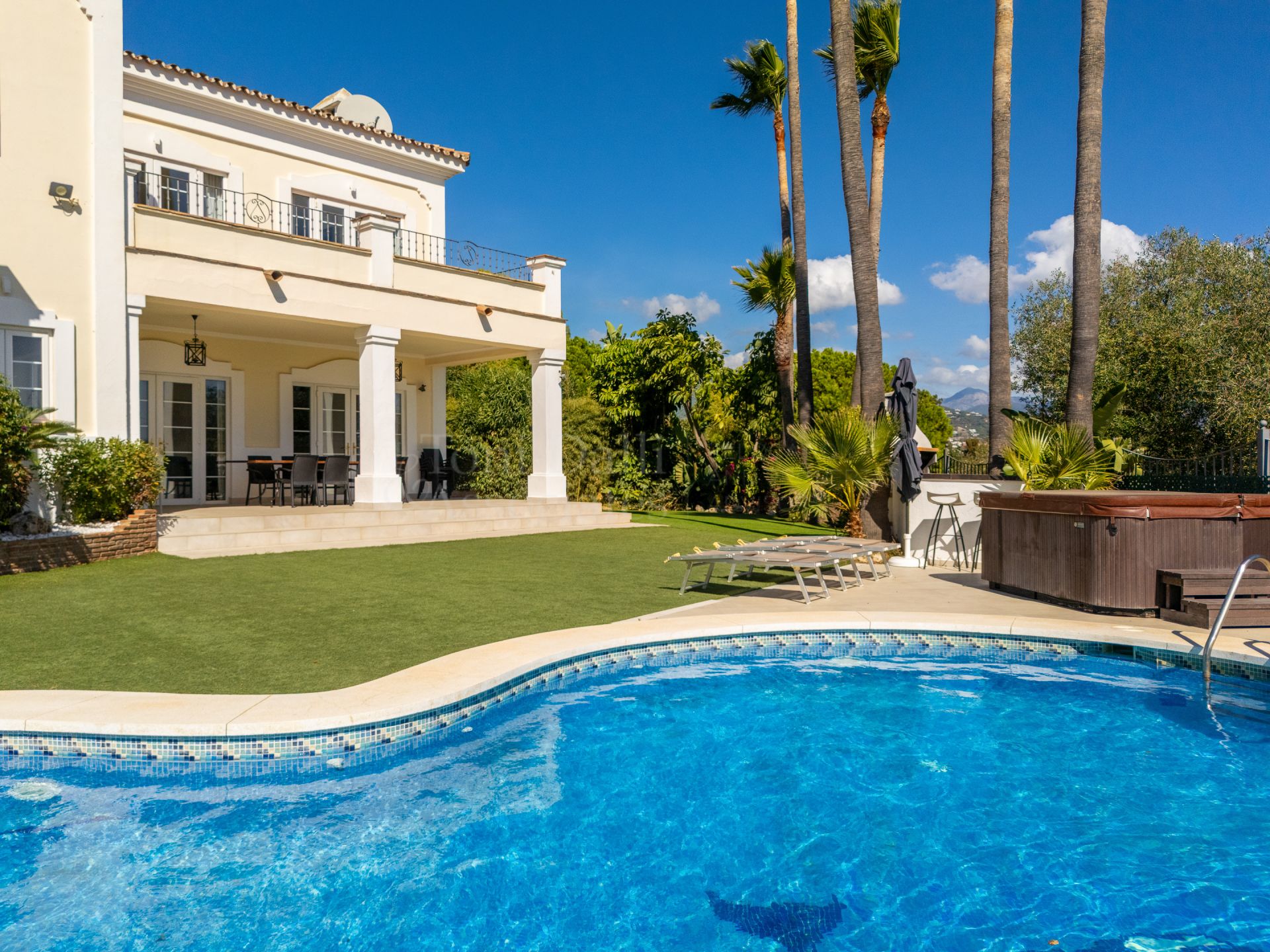 Villa in Nueva Atalaya, Estepona