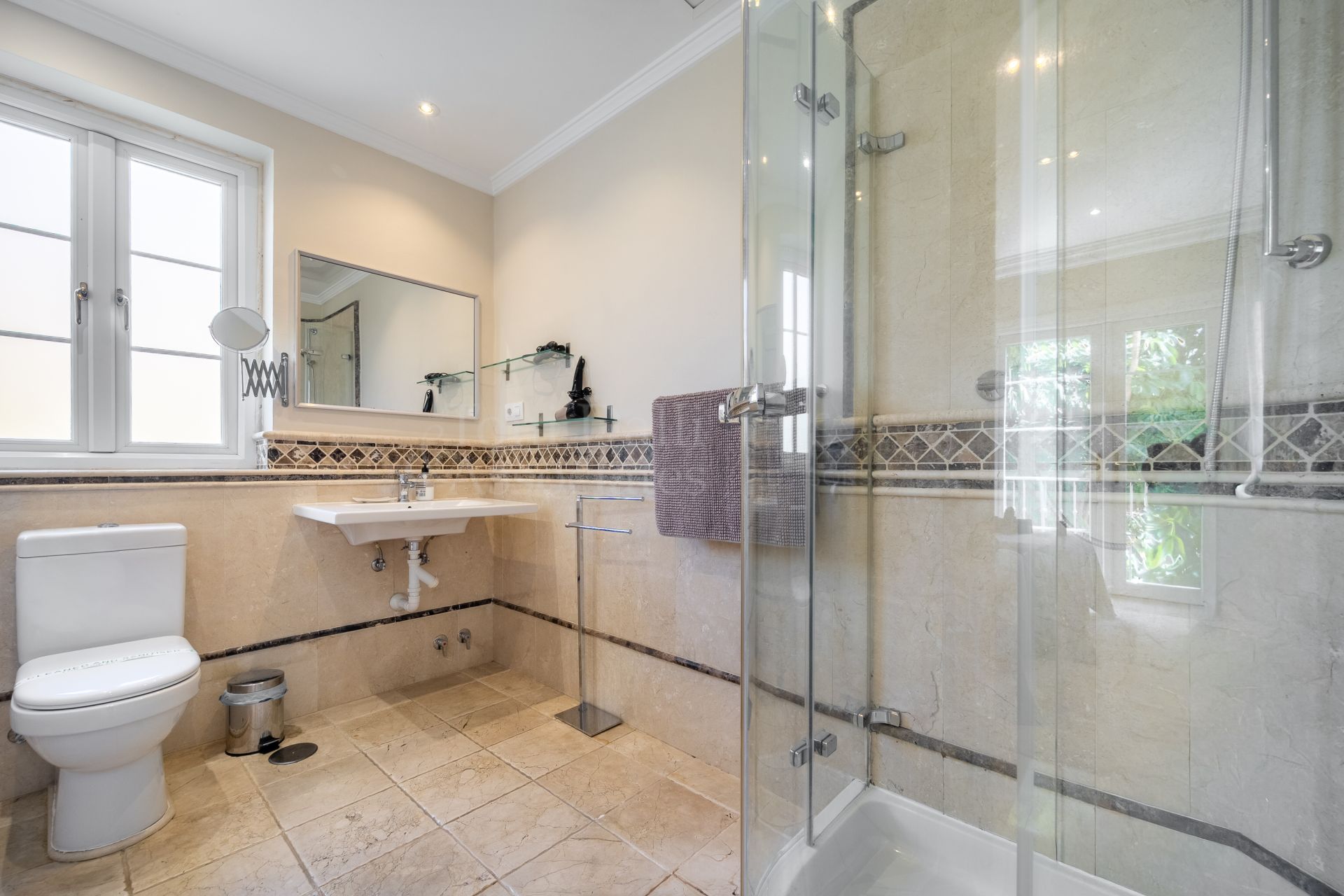 Villa in Nueva Atalaya, Estepona