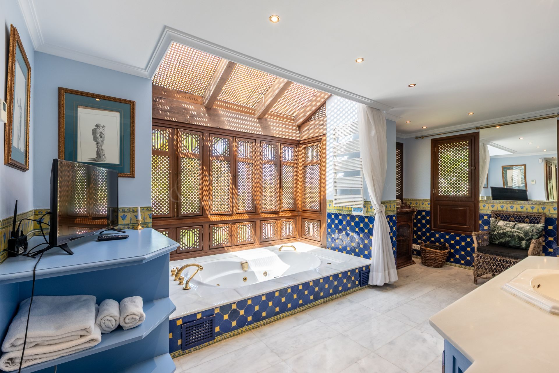 Villa in Altos del Rodeo, Marbella