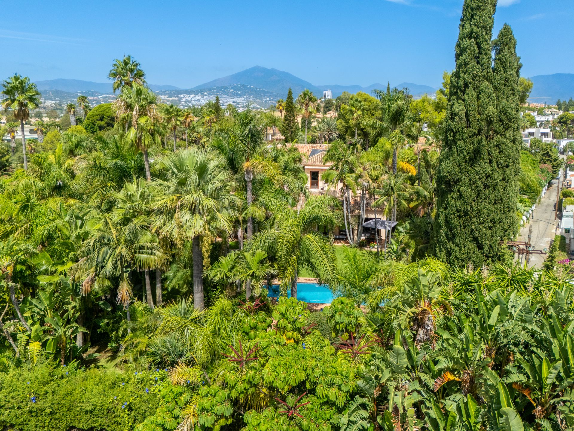 Villa in Altos del Rodeo, Marbella