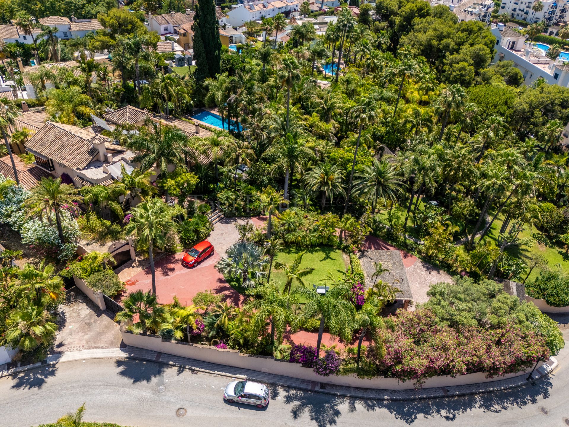 Villa in Altos del Rodeo, Marbella
