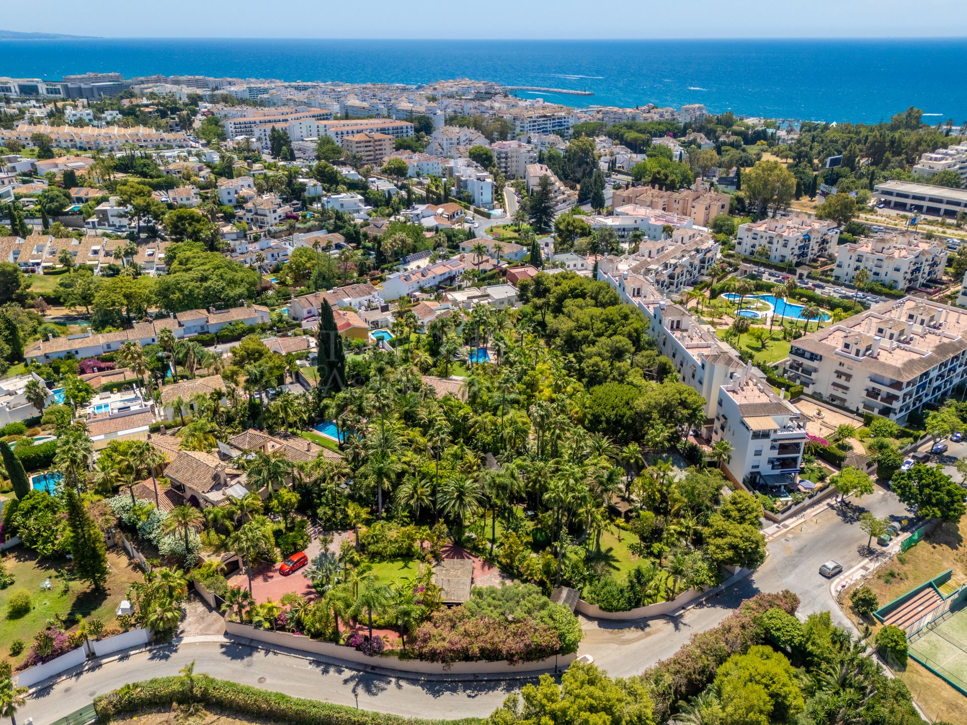 Villa in Altos del Rodeo, Marbella