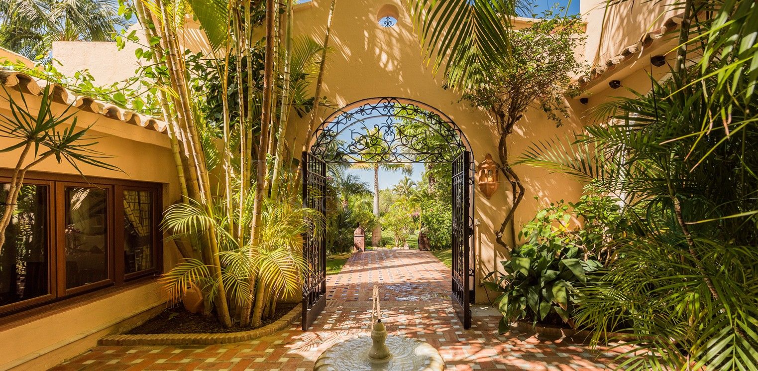 Villa in Altos del Rodeo, Marbella
