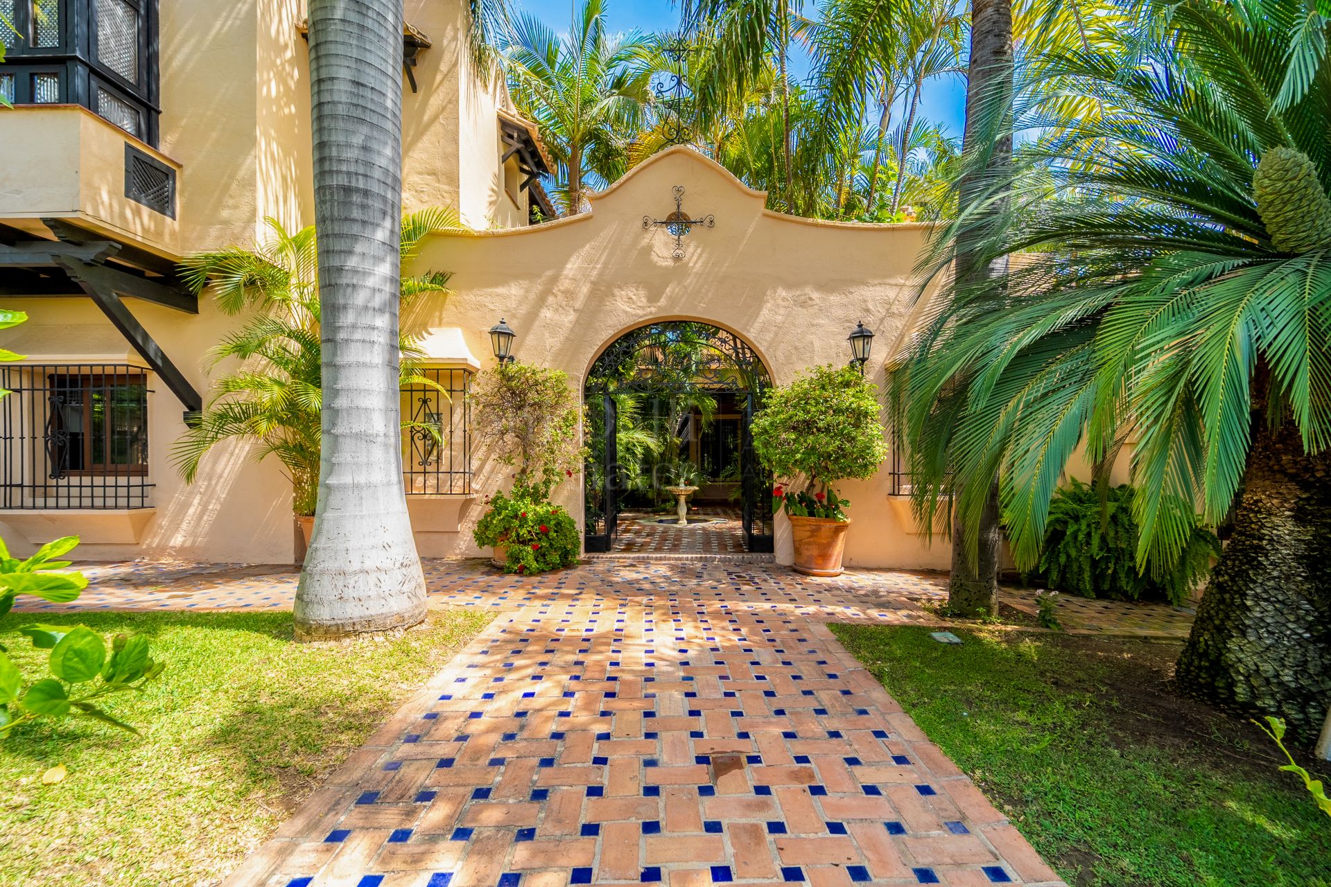 Villa in Altos del Rodeo, Marbella