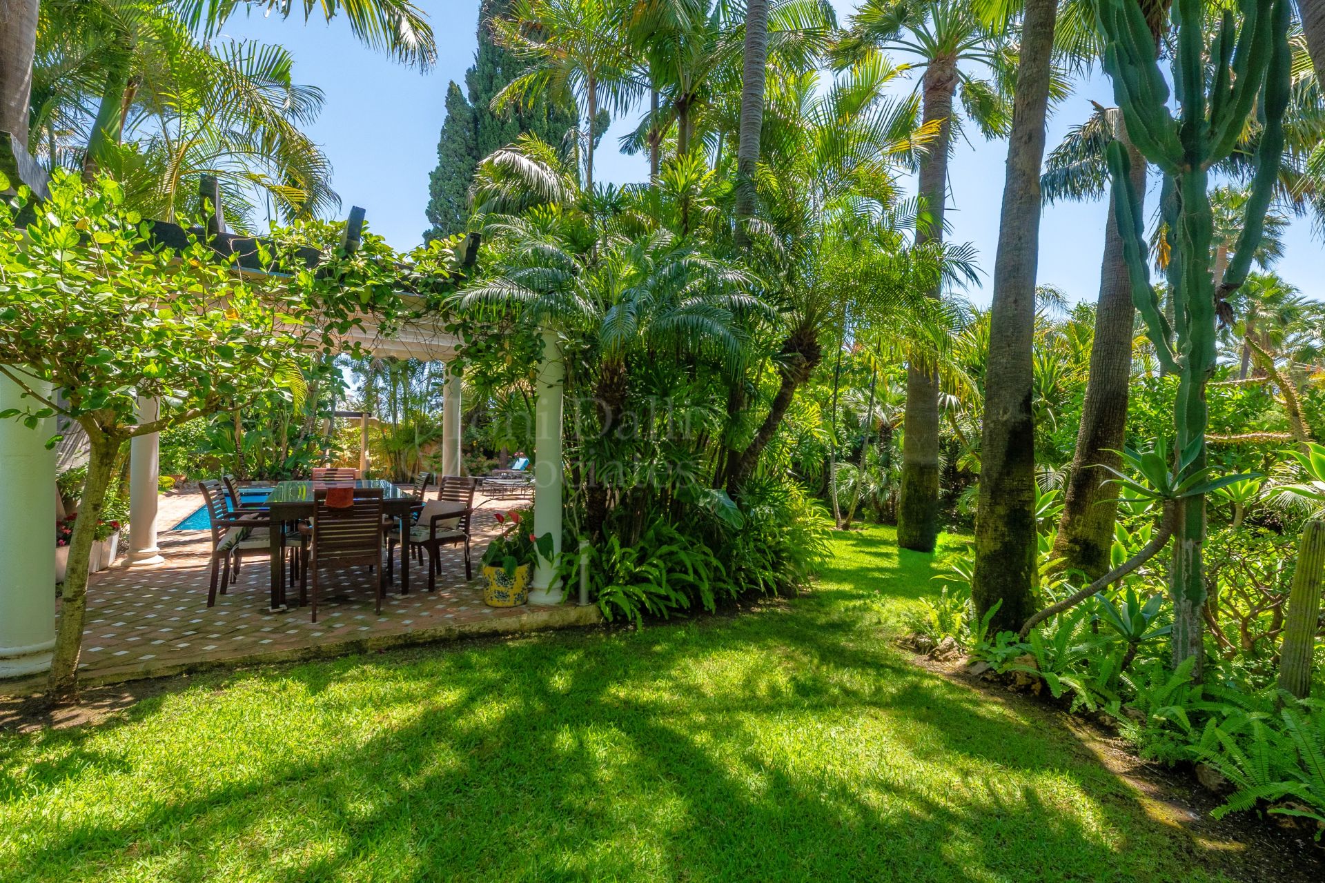 Villa in Altos del Rodeo, Marbella