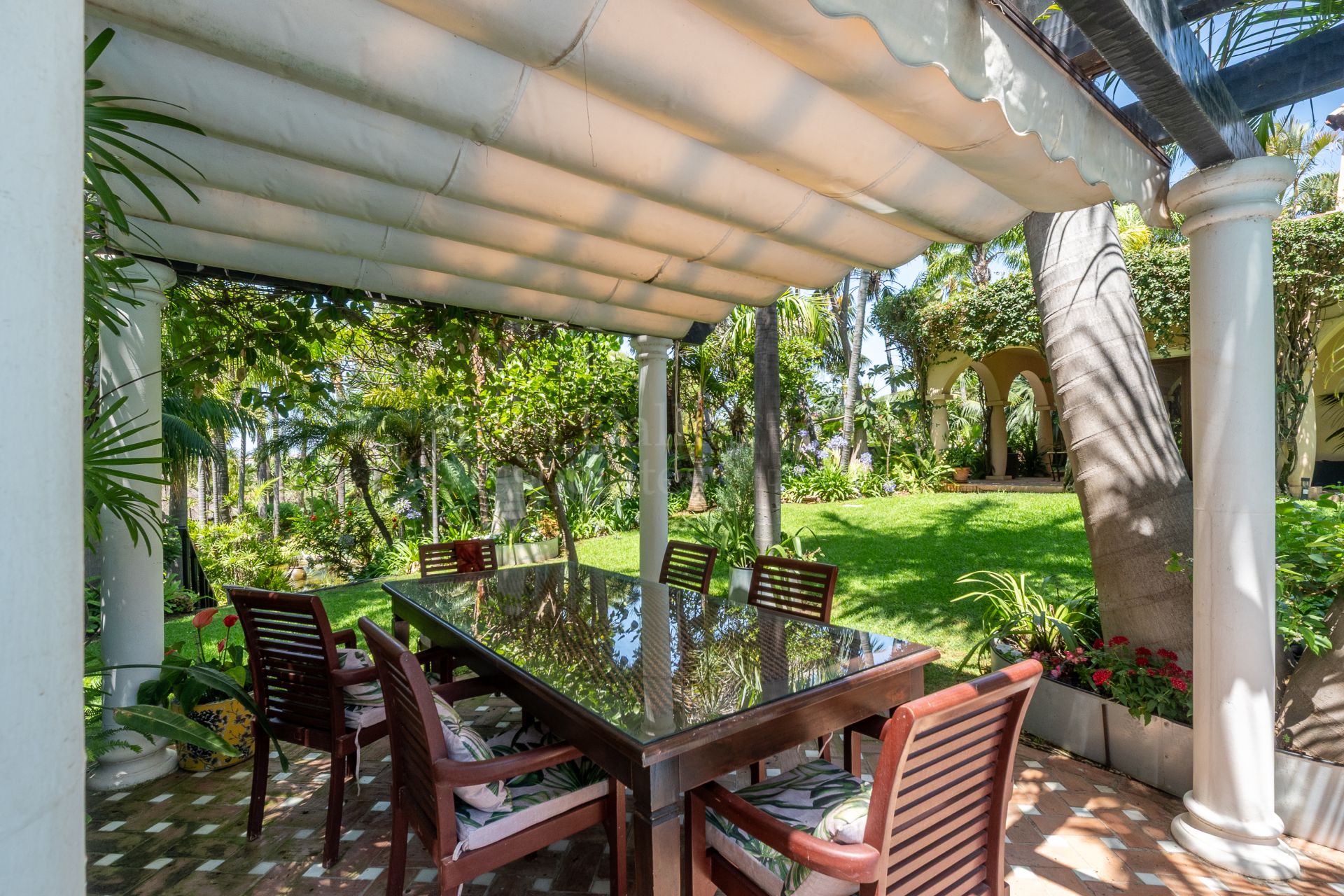 Villa in Altos del Rodeo, Marbella