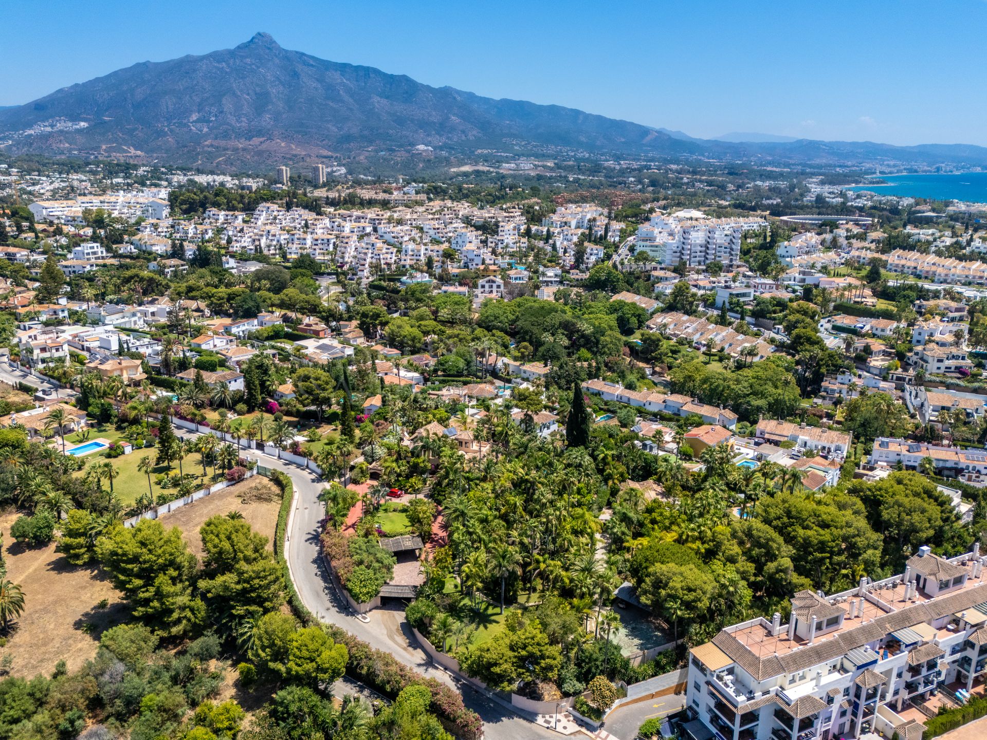 Villa in Altos del Rodeo, Marbella