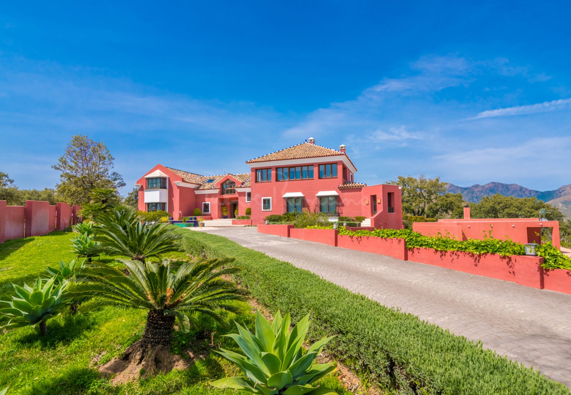 Villa in La Mairena, Marbella