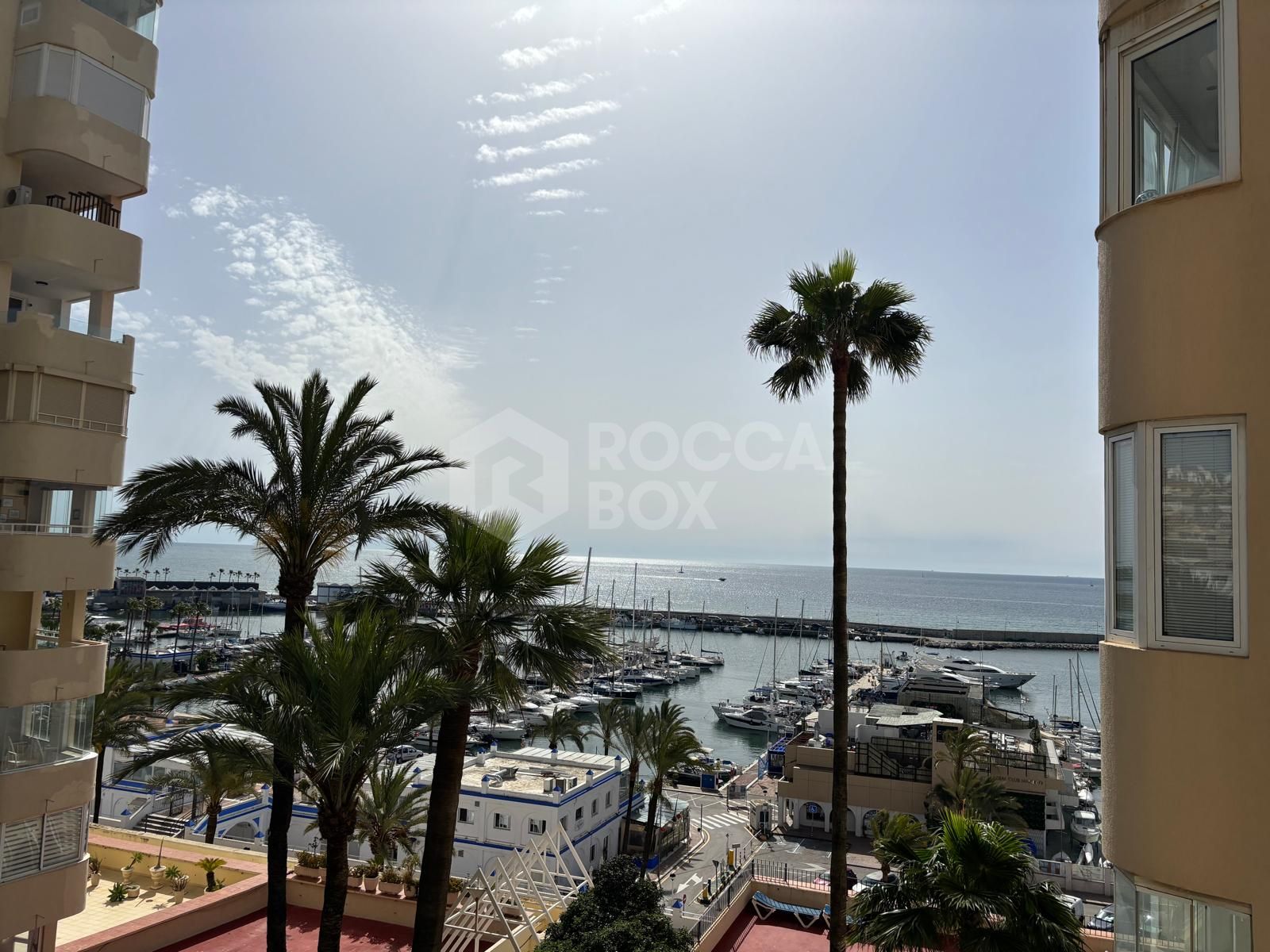 Spacious Apartment with Sea Views in Estepona's Marina¡.