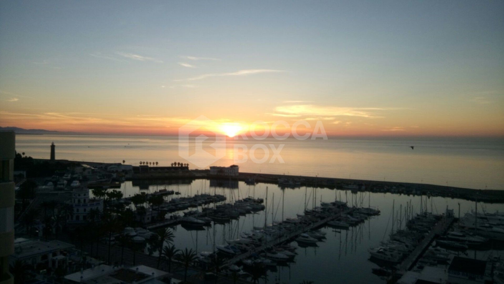 Spacious Apartment with Sea Views in Estepona's Marina¡.