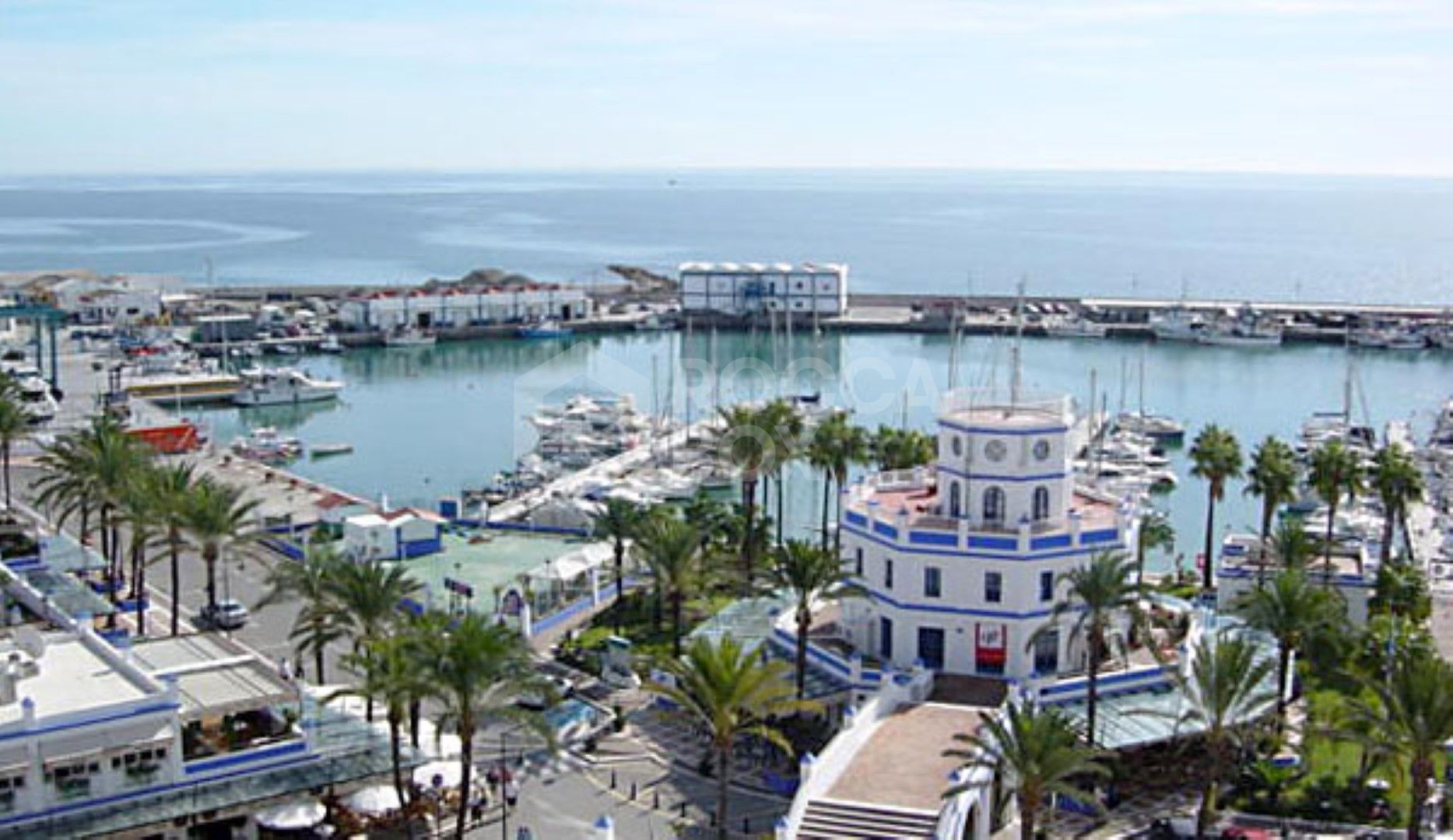 Spacious Apartment with Sea Views in Estepona's Marina¡.