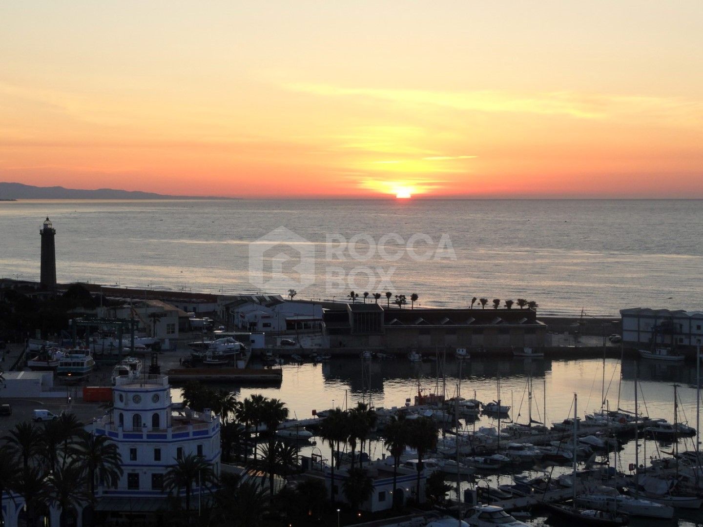 Spacious Apartment with Sea Views in Estepona's Marina¡.