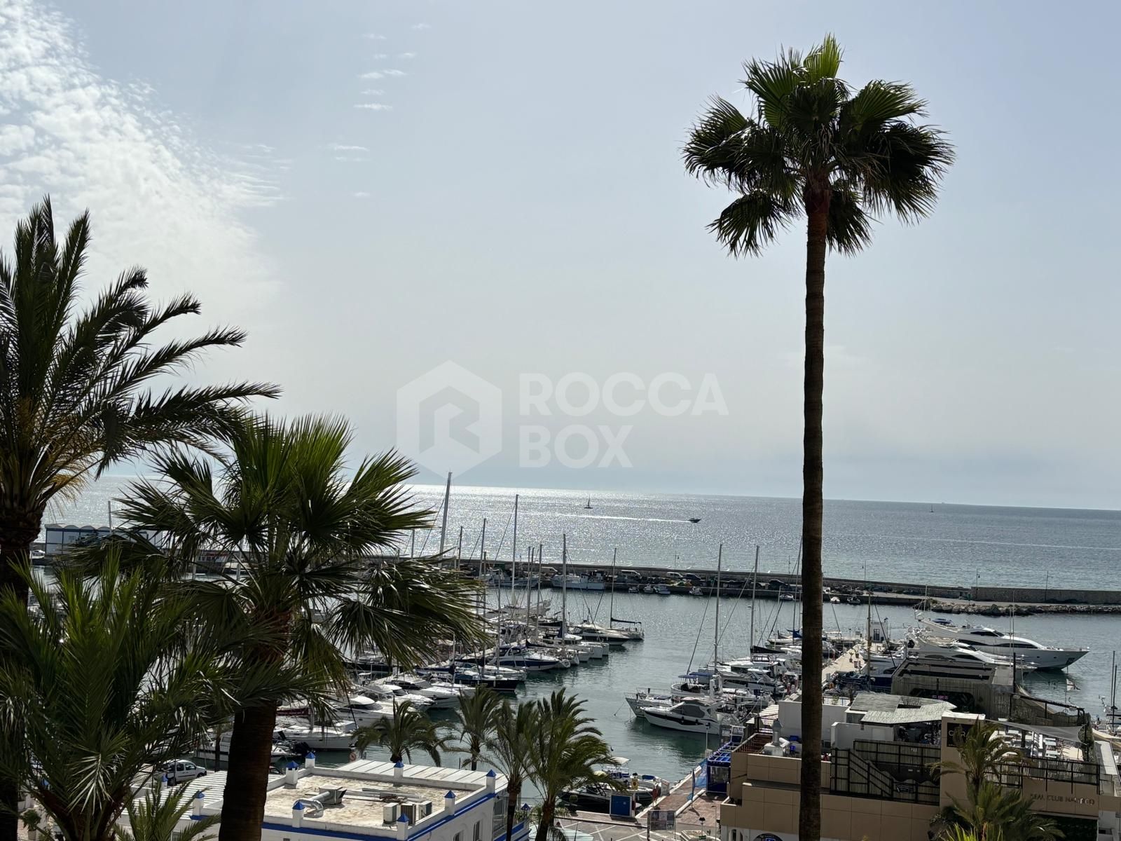 Spacious Apartment with Sea Views in Estepona's Marina¡.