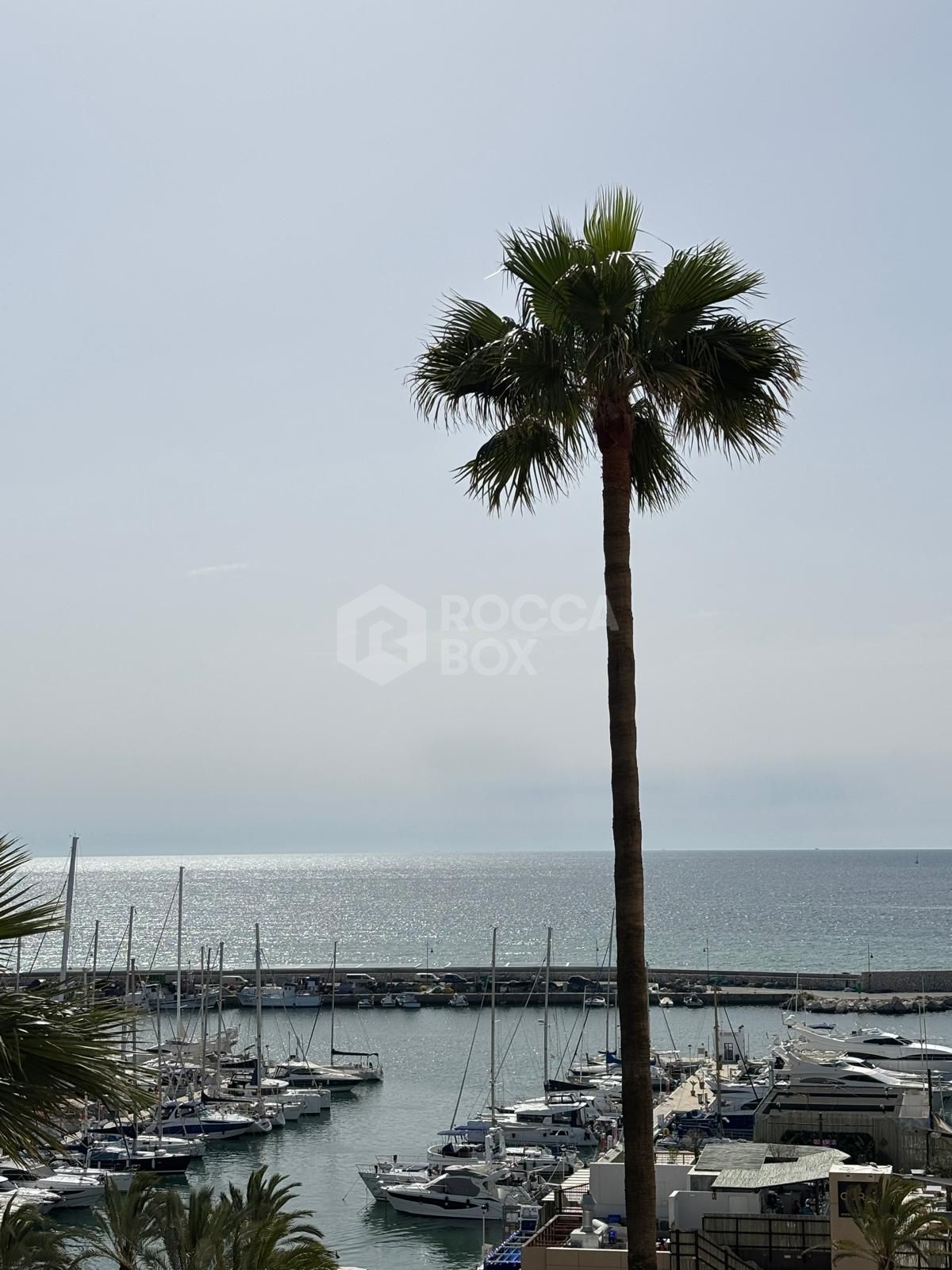 Spacious Apartment with Sea Views in Estepona's Marina¡.