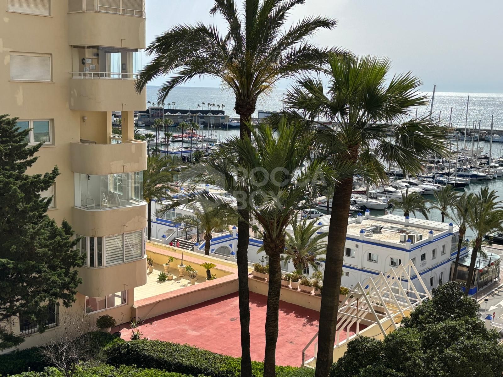 Spacious Apartment with Sea Views in Estepona's Marina¡.