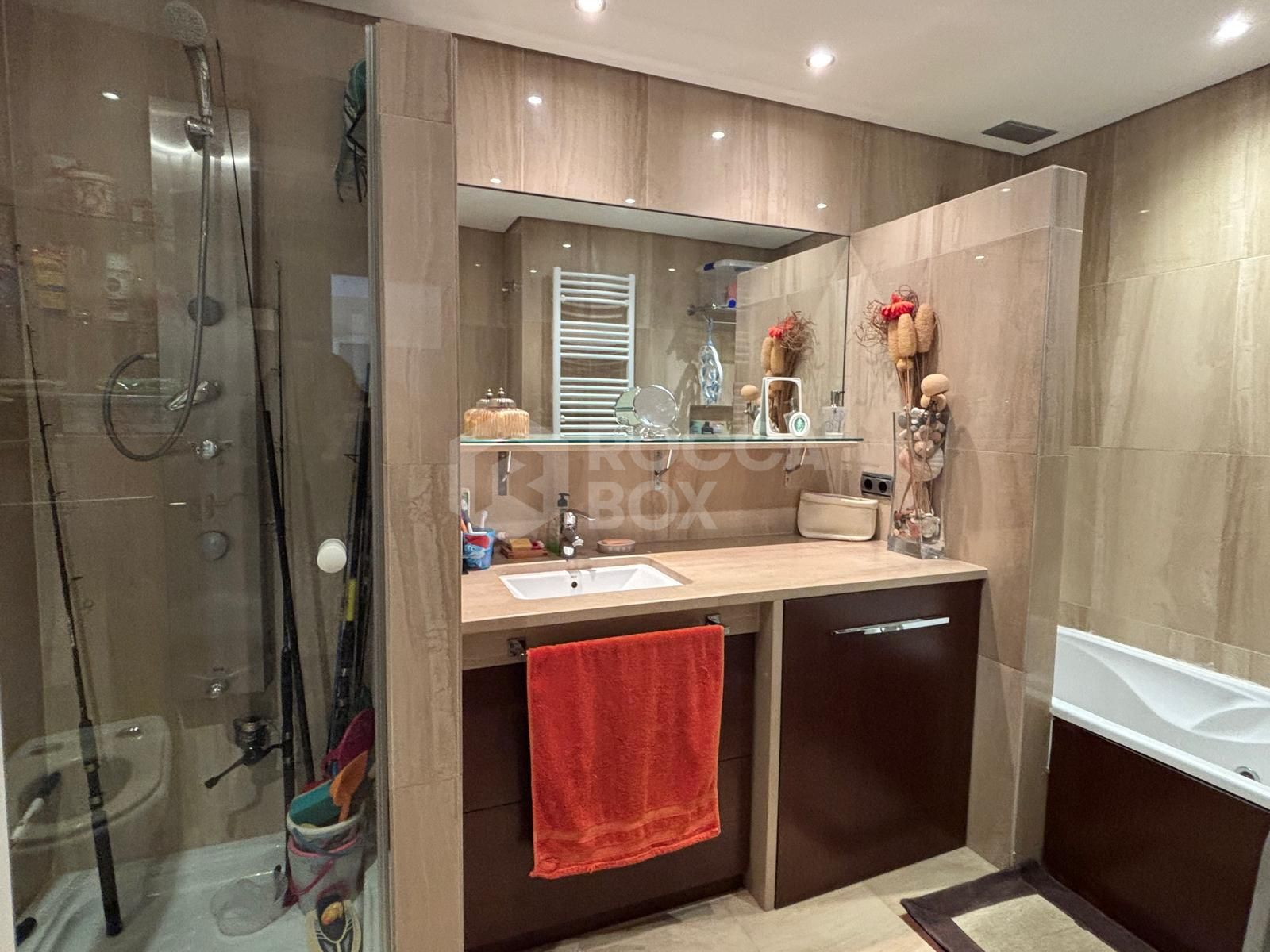 Spacious Apartment with Sea Views in Estepona's Marina¡.
