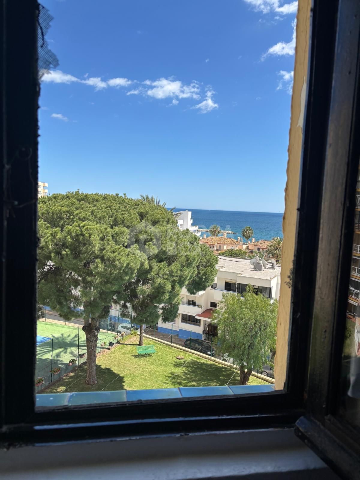 Spacious apartment with panoramic sea views in the Port of Estepona!
