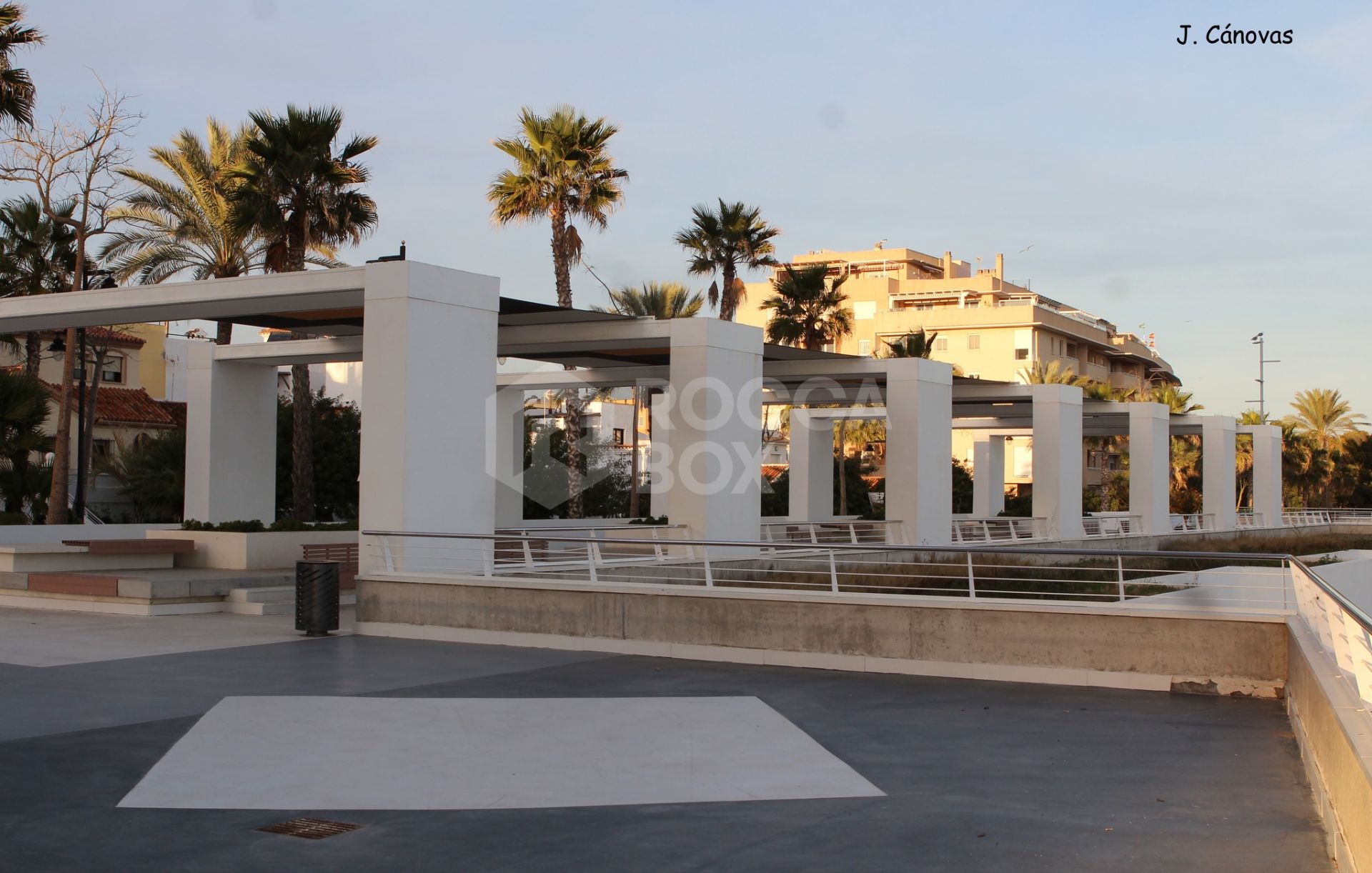 Spacious apartment with panoramic sea views in the Port of Estepona!