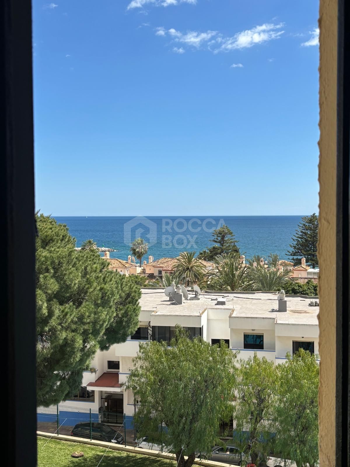 Spacious apartment with panoramic sea views in the Port of Estepona!