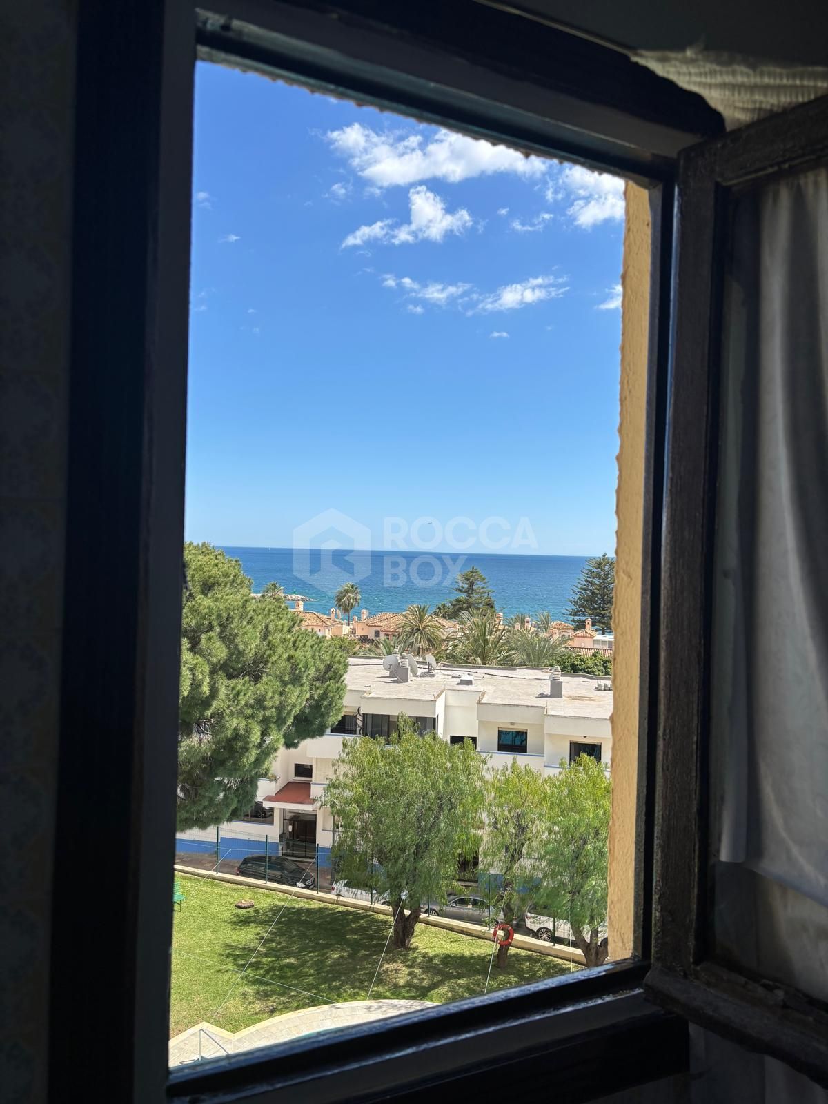 Spacious apartment with panoramic sea views in the Port of Estepona!