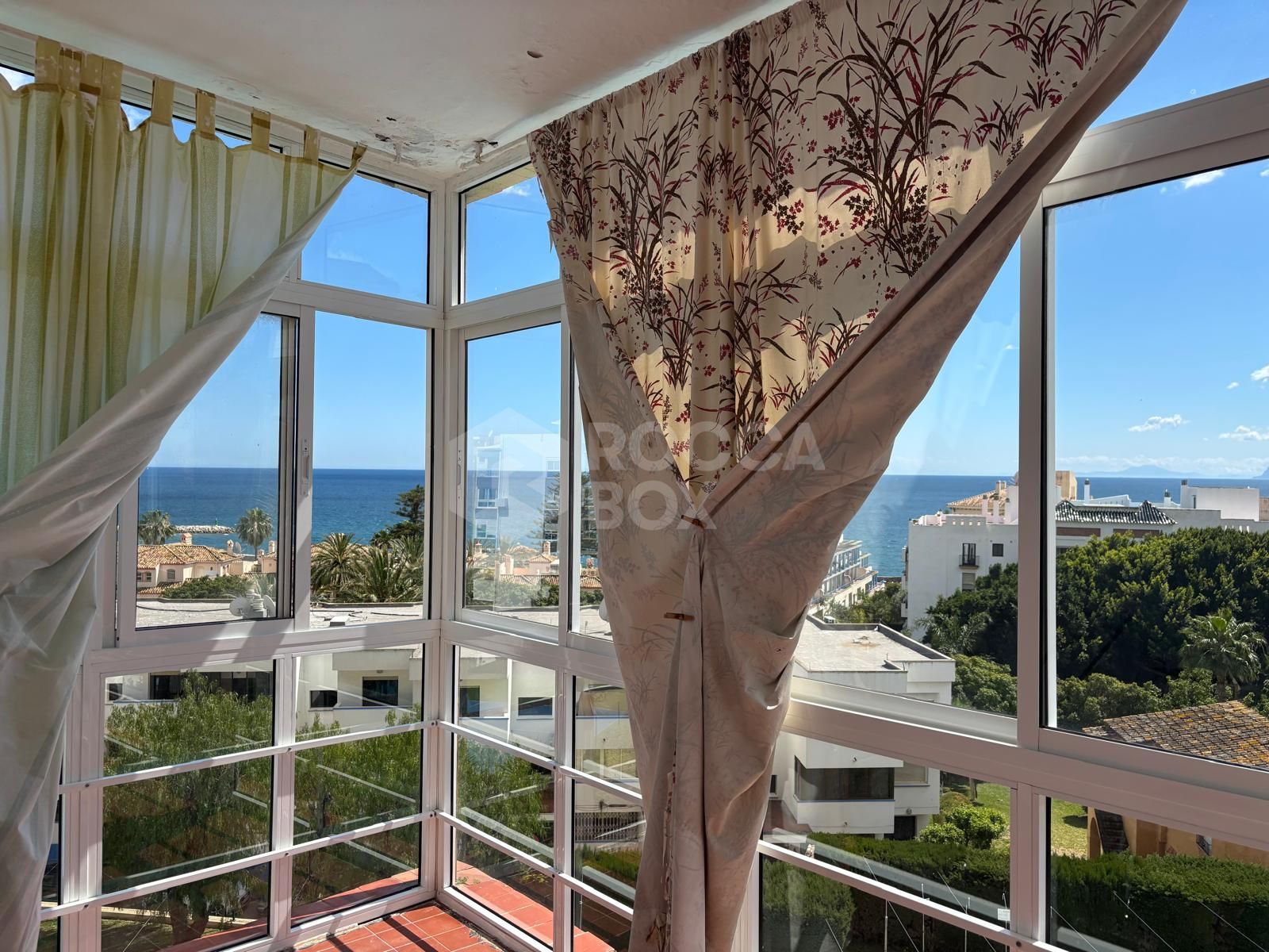 Spacious apartment with panoramic sea views in the Port of Estepona!