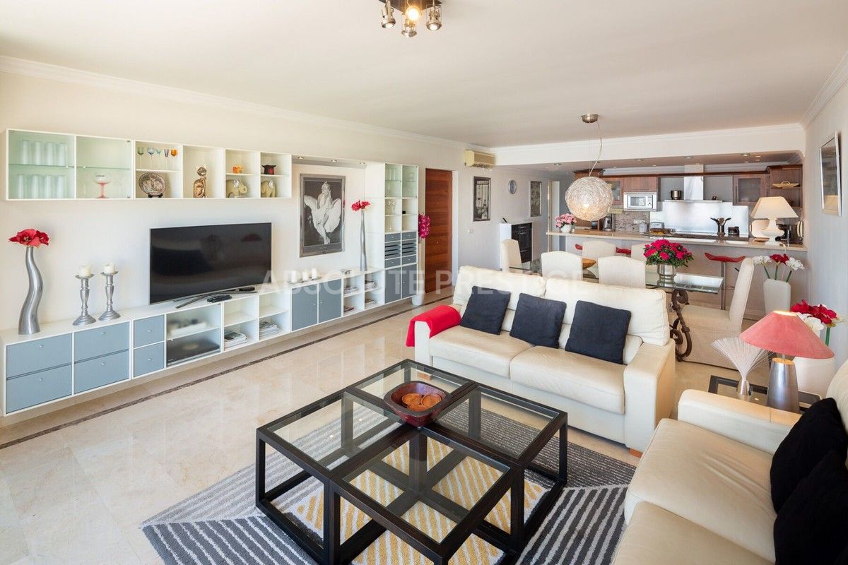 EXCELLENT FIRST LINE APARTMENT FOR SALE AND RENT IN MARINA PUERTO BANUS