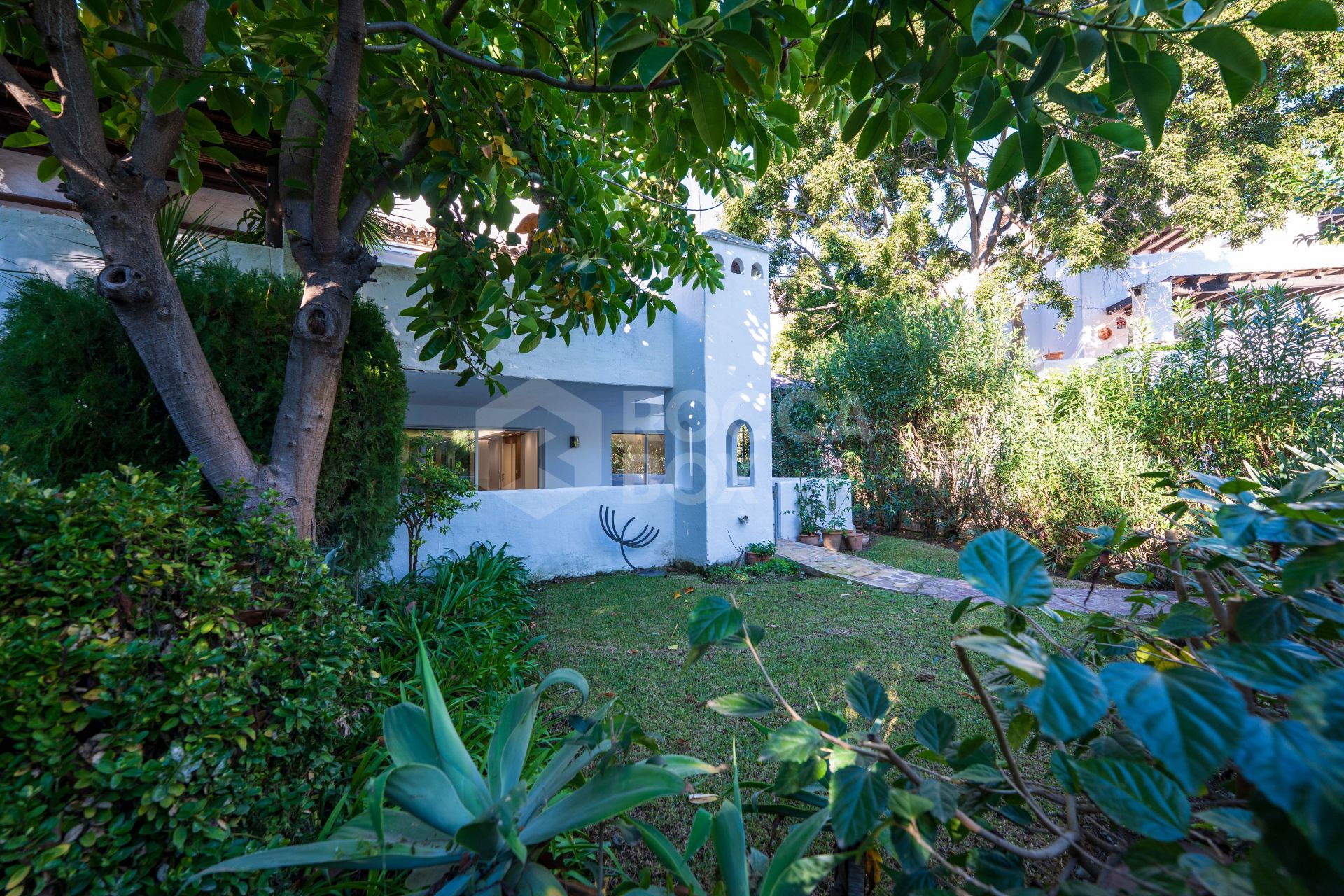 GROUND FLOOR APARTMENT WITH LARGE TERRACE AND PRIVATE GARDEN IN GUADALMINA BAJA