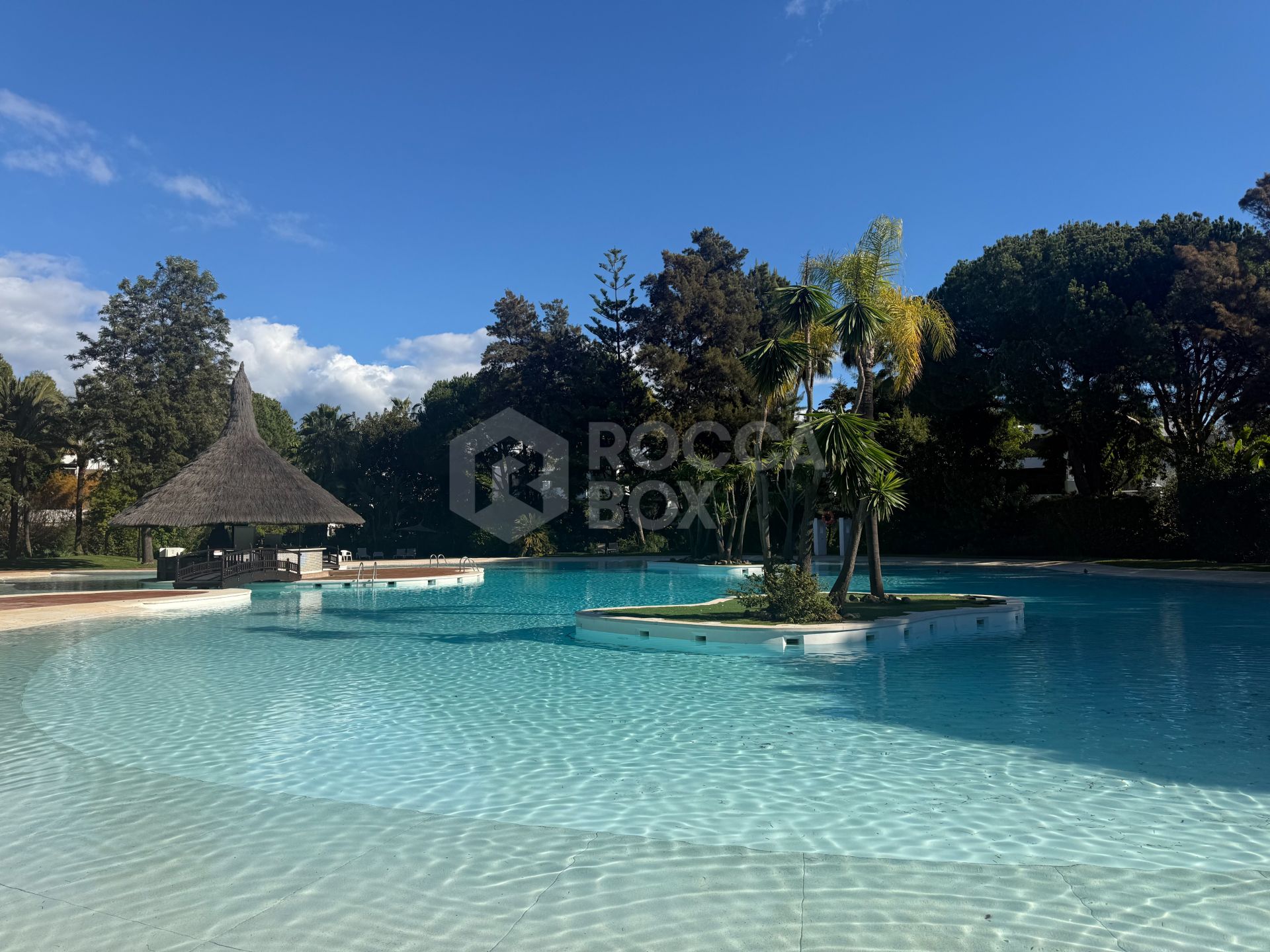 GROUND FLOOR APARTMENT WITH LARGE TERRACE AND PRIVATE GARDEN IN GUADALMINA BAJA