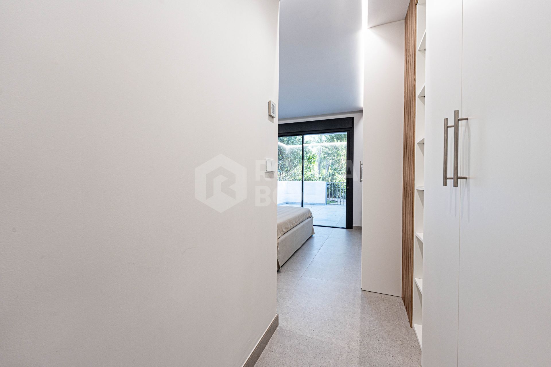 GROUND FLOOR APARTMENT WITH LARGE TERRACE AND PRIVATE GARDEN IN GUADALMINA BAJA